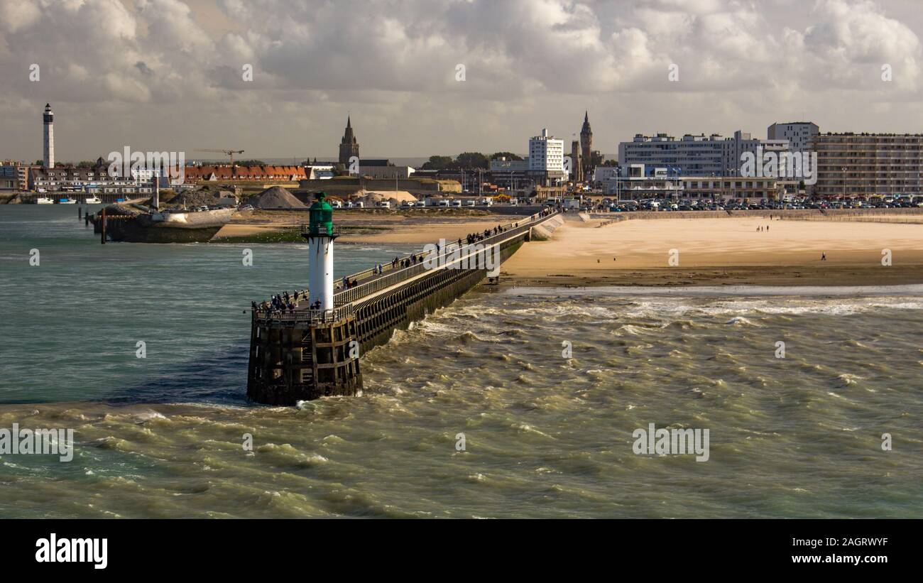 Vue panoramique sur le port de Calais en direction de Dover Banque D'Images