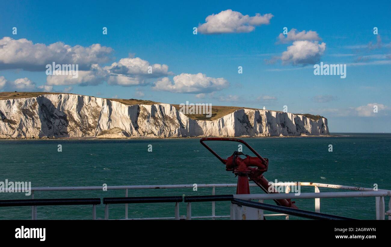 Approcher les falaises blanches de Douvres, en Angleterre sur un ferry de Calais, France Banque D'Images