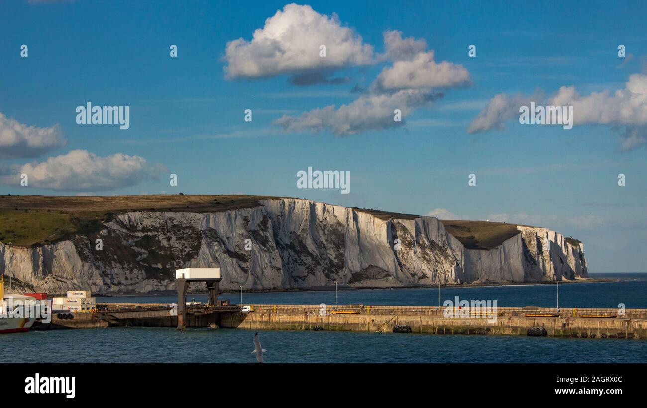 Approcher les falaises blanches de Douvres, en Angleterre sur un ferry de Calais, France Banque D'Images