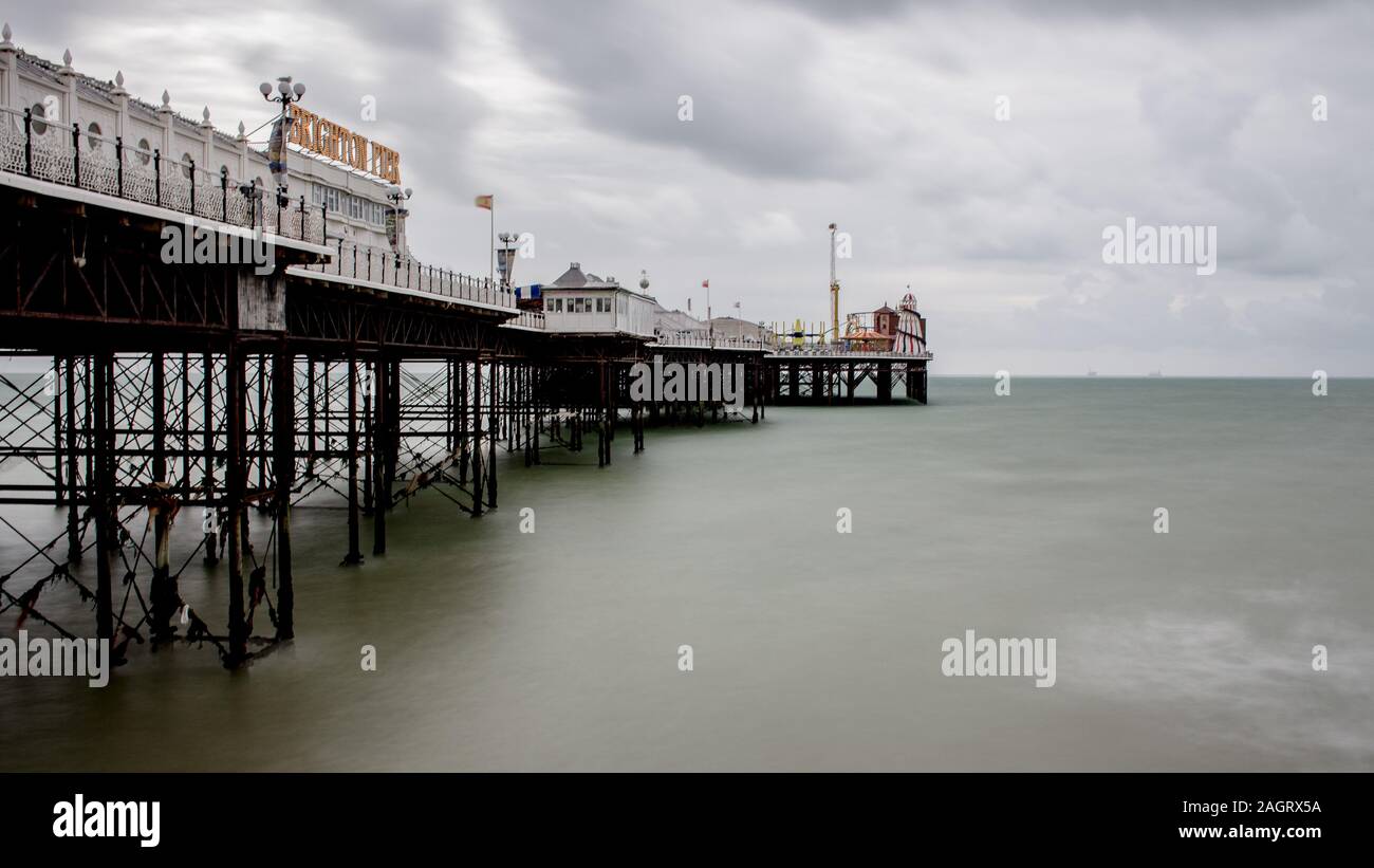 Exposition longue durée de la célèbre jetée de Brighton, Angleterre Banque D'Images