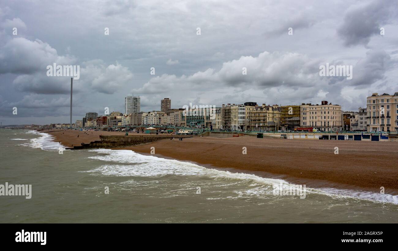 Vue panoramique sur la plage et cityline de Brighton, Angleterre Banque D'Images