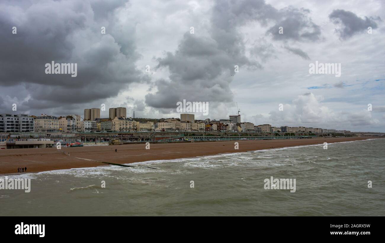 Vue panoramique sur la plage et cityline de Brighton, Angleterre Banque D'Images