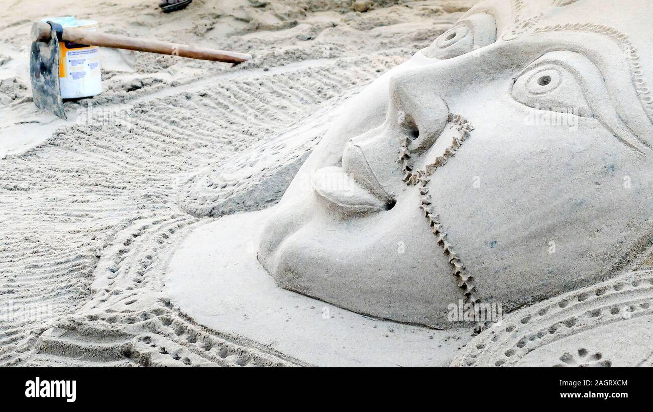 PURI, Orissa/INDE 5 MARS 2018:une sculpture de sable d'une déité indienne faite sur la principale plage de Puri. Banque D'Images