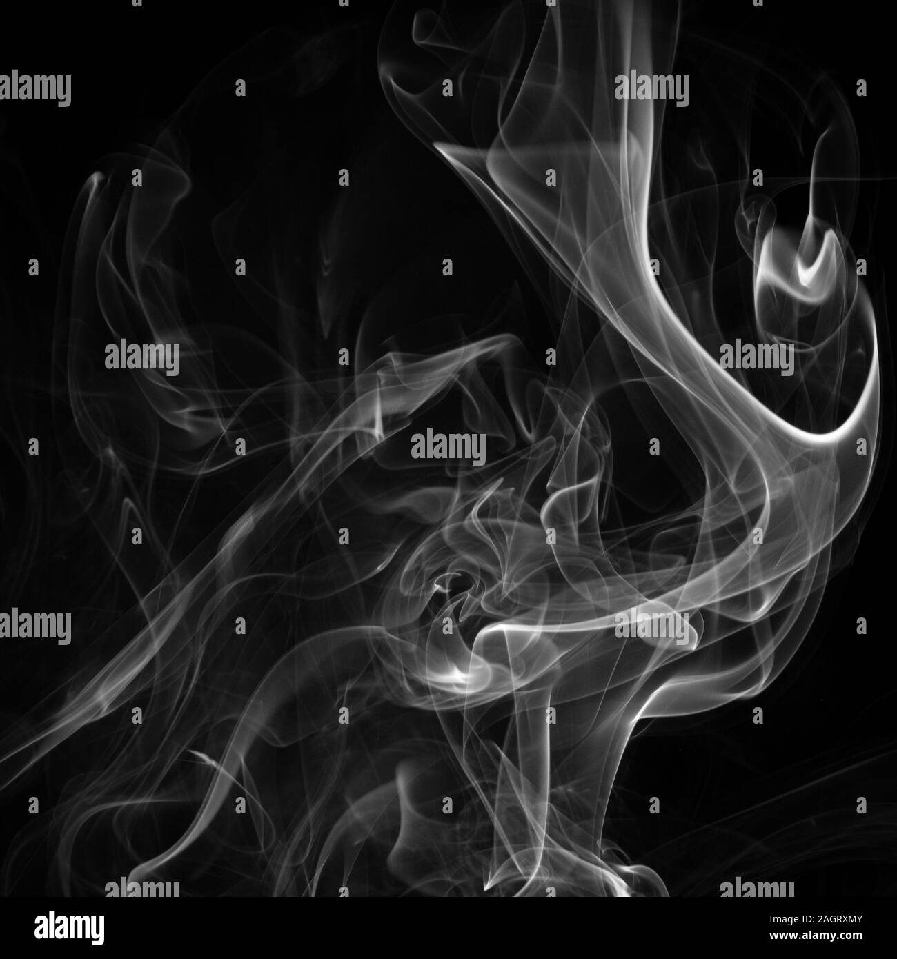 Un gros plan macro photo de fumée d'encens en noir et blanc pour créer un fond de page avec une lueur moody récolte carrés Banque D'Images