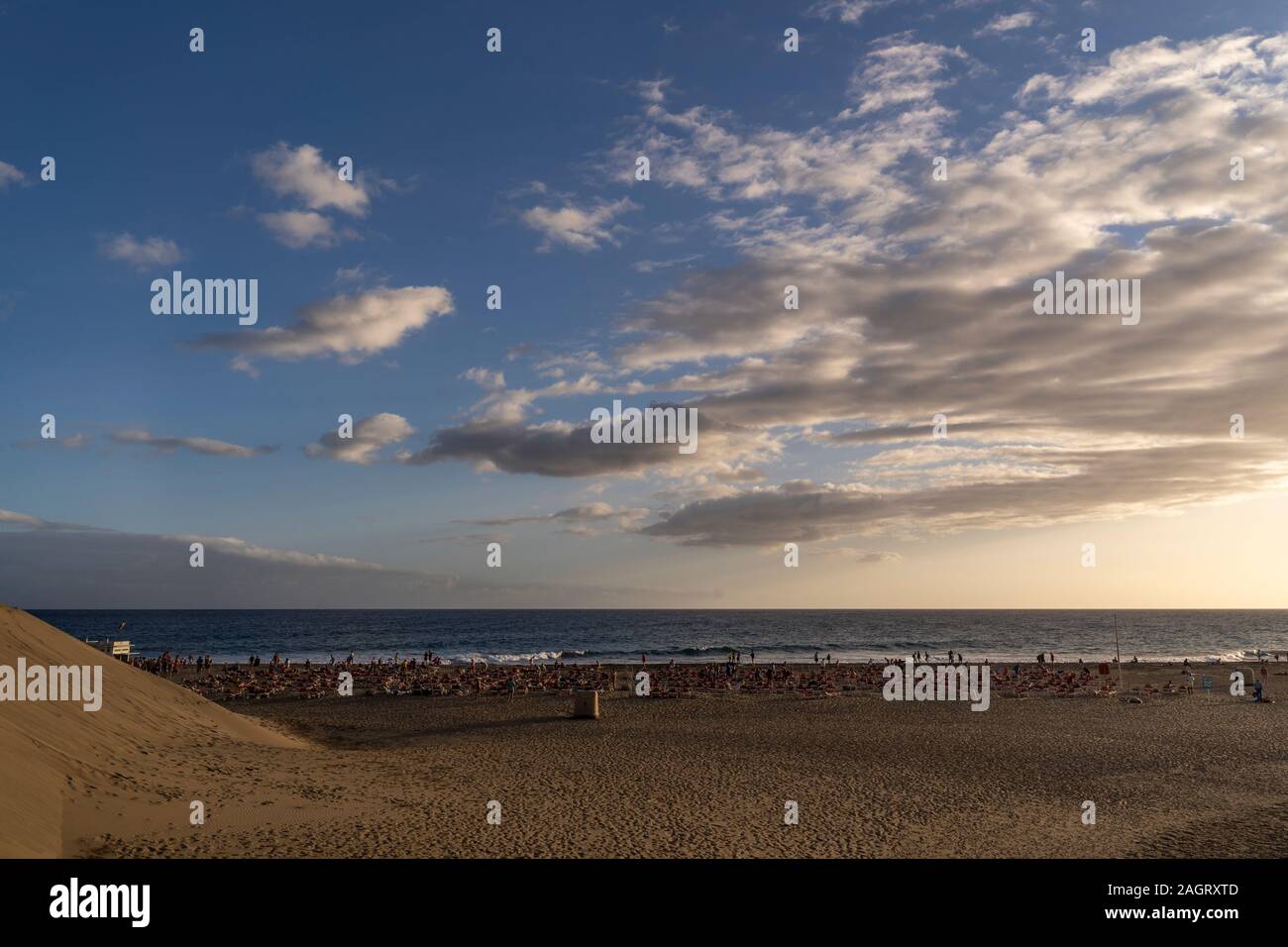 Les touristes appréciant les bains de soleil sur les dunes de Maspalomas, à Gran Canaria, Espagne Banque D'Images