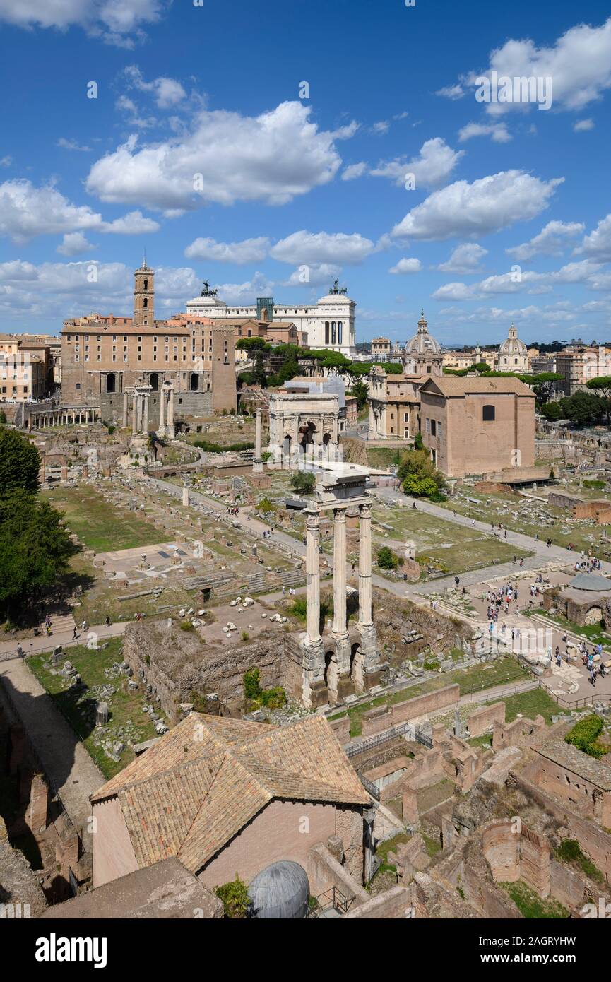 Rome. L'Italie. Vue sur le Forum Romain (Forum Romanum/Foro Romano) à partir de la colline du Palatin en regardant vers la colline du Capitole. Premier plan sont le rema Banque D'Images