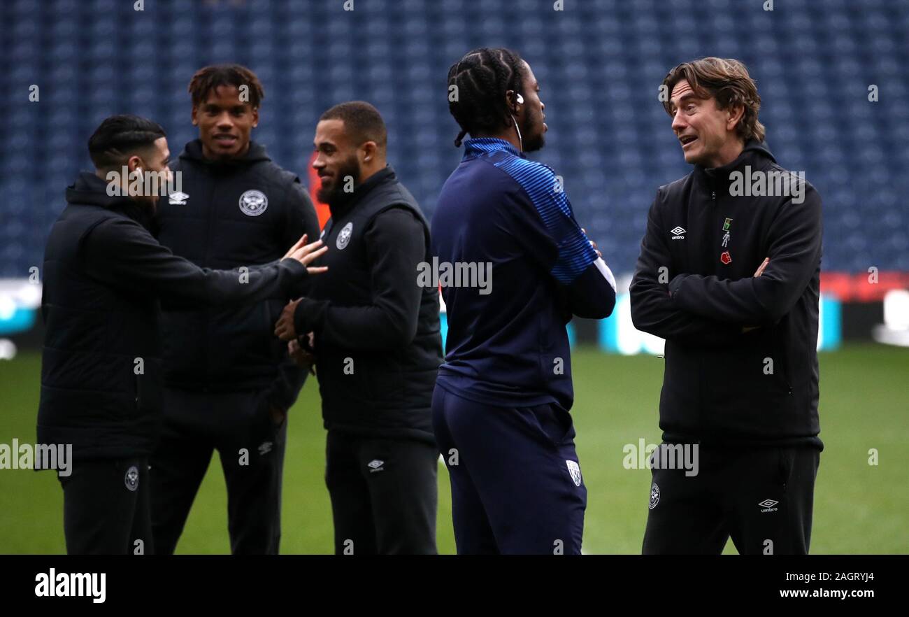 Brentford manager Thomas Frank parle avec ses joueurs avant le coup d'envoi dans le ciel parier match de championnat à The Hawthorns, West Bromwich. Banque D'Images