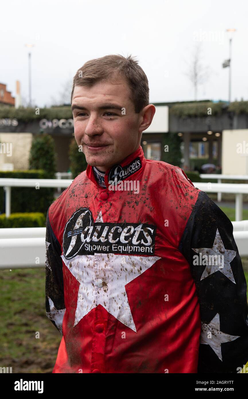 L''hippodrome d''Ascot, Berkshire, Royaume-Uni. Dec 21, 2019. Week-end de course d'Ascot Famille Noël, Jockey Charlie Deutsch remporte le Plymouth Gin Handicap Steeple Chase (classe 2) sur l'espoir de Guye. Propriétaire Mme J Hitchings, Formateur Venetia Williams, Hereford, éleveur GAEC Delorme Gerard & Vincent Robinets Ltd. Promoteur Crédit : Alamy Live News/crédit : Maureen Maureen McLean McLean/Alamy Live News Banque D'Images