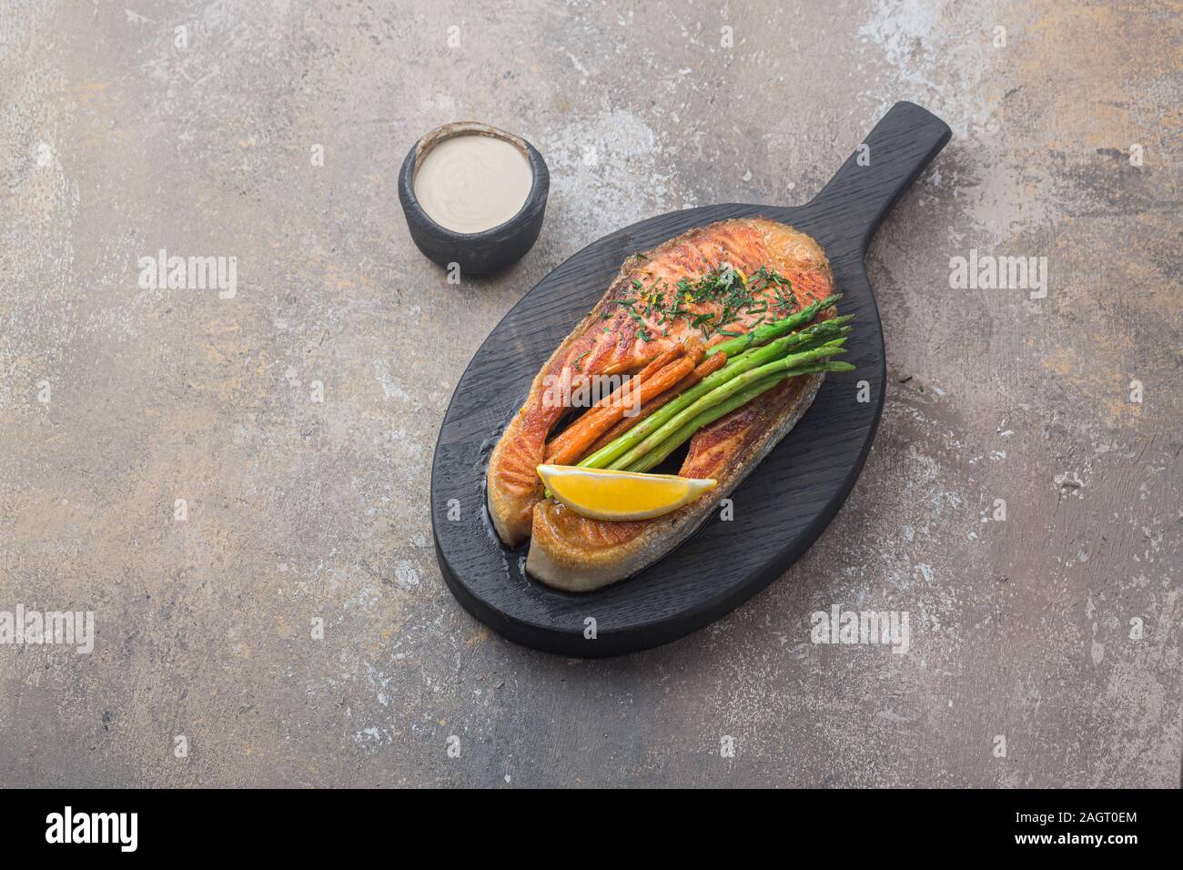 Pavé de saumon grillé avec des légumes sur planche de bois, copy space Banque D'Images