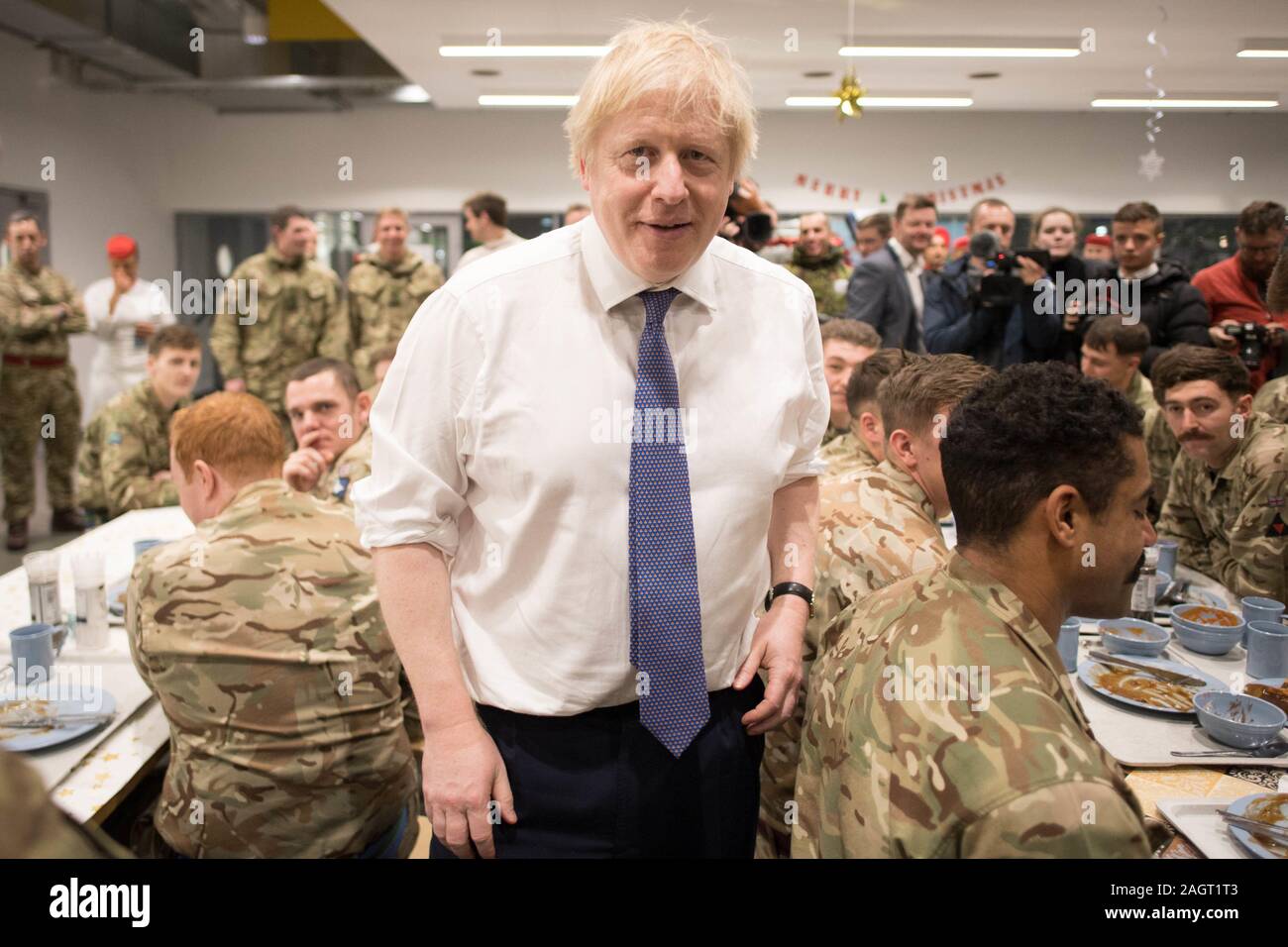 Premier ministre Boris Johnson répond aux soldats après avoir servi le repas de Noël pour les troupes britanniques stationnées en Estonie au cours d'une visite d'une journée le pays balte. PA Photo. Photo date : Samedi 21 décembre 2019. Le premier ministre a remercié les hommes et les femmes pour leur travail en tant qu'il s'est joint à eux pour le déjeuner à la tapa base militaire située à proximité de la capitale de l'Estonie. La base accueille à 850 soldats britanniques de la Queen's Royal Hussars qui dirigent le groupement tactique de l'OTAN le long avec le personnel de l'Estonie, la France et le Danemark. Voir l'histoire de la politique de l'Estonie. PA Crédit photo doit se lire : Stefan Rousseau/PA Wire Banque D'Images