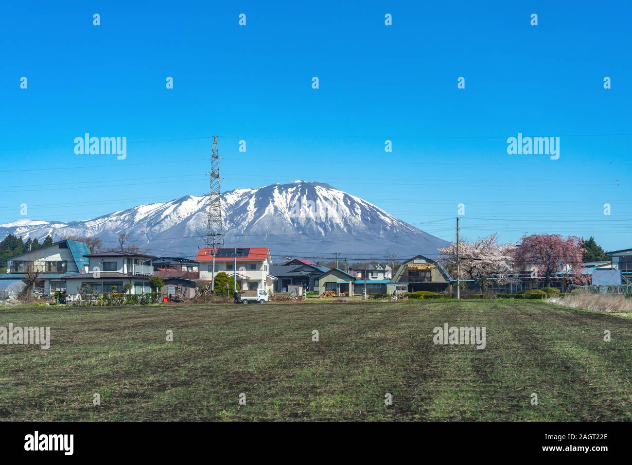 Le Mont Iwate neige avec ciel bleu clair, la beauté naturelle et le paysage urbain de Takizawa Ville Teshikaga au printemps, saison, journée ensoleillée Banque D'Images