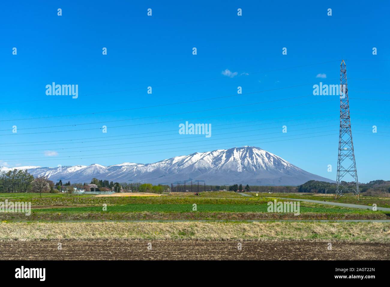 Le Mont Iwate neige avec ciel bleu clair, la beauté naturelle et le paysage urbain de Takizawa Ville Teshikaga au printemps, saison, journée ensoleillée Banque D'Images