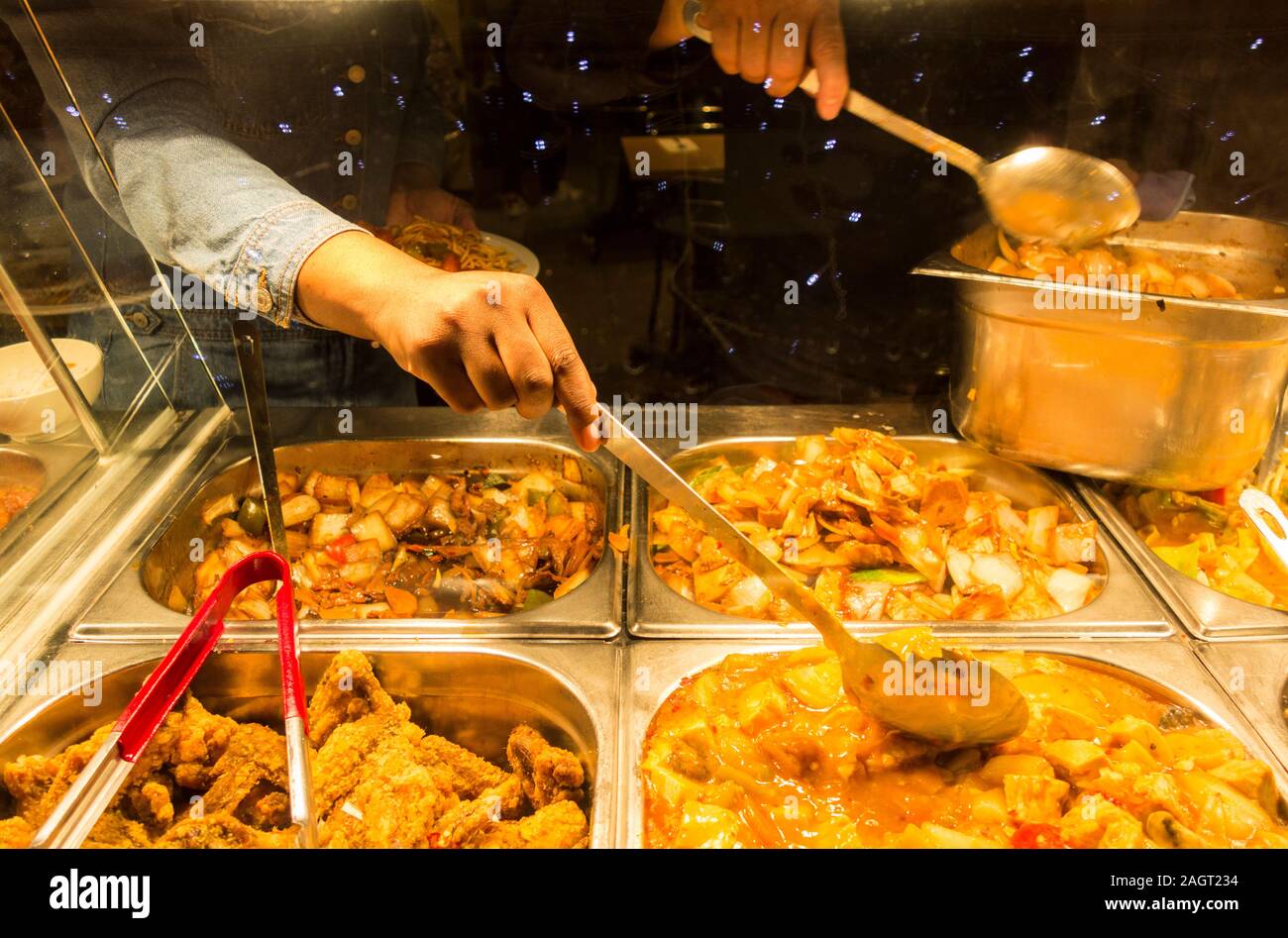 Servir les clients eux-mêmes dans un restaurant buffet chinois dans Chinatown, Soho, London, UK Banque D'Images