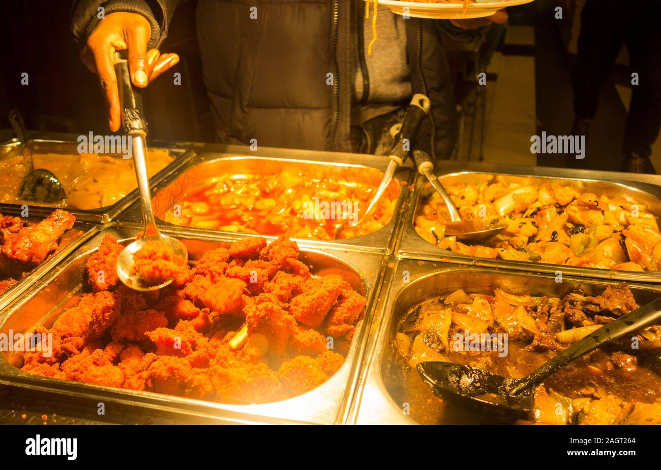 Servir les clients eux-mêmes dans un restaurant buffet chinois dans Chinatown, Soho, London, UK Banque D'Images