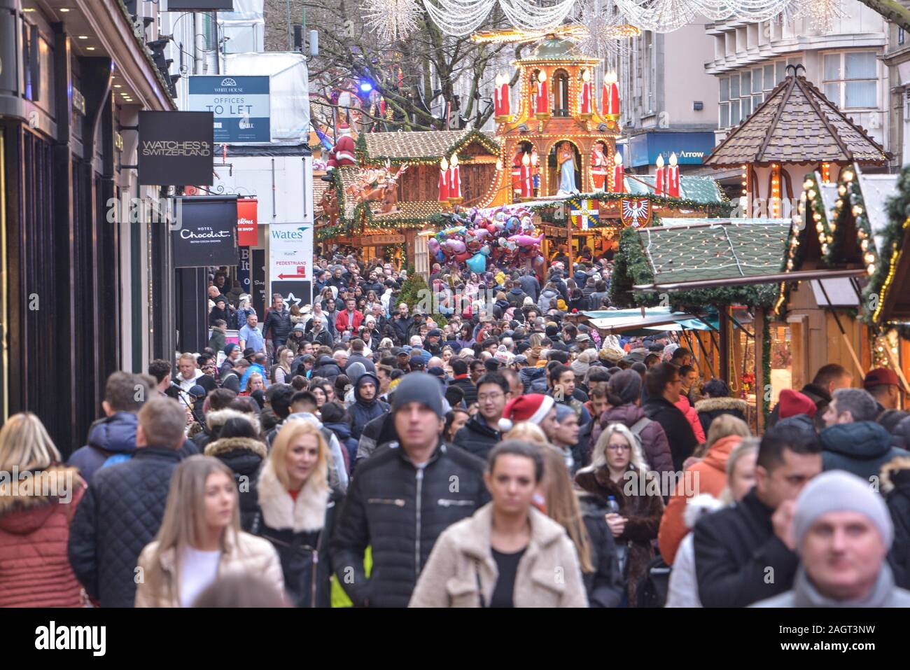 Birmingham, Royaume-Uni. 21 décembre 2019. Les amateurs de shopping avisés se sont rendus dans les rues du centre-ville de Birmingham alors que les ventes atteignaient jusqu'à 50 % pendant le « Super Saturday », le dernier samedi avant Noël, qui est considéré comme l'une des journées de shopping les plus achalandées de l'année. Pic pris le 21/12/2019. Crédit : arrêtez Press Media/Alamy Live News Banque D'Images