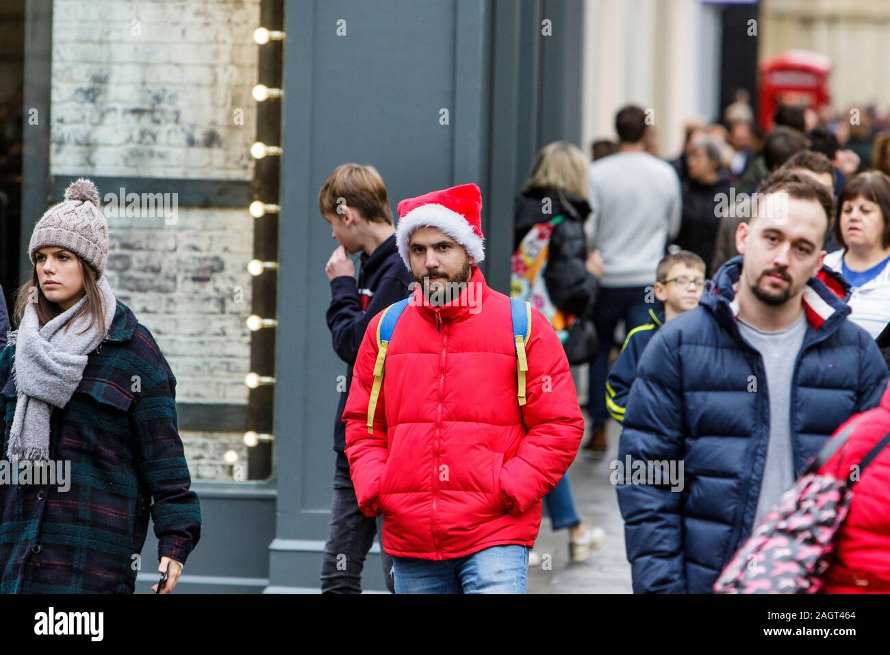 Bath, Somerset, Royaume-Uni. 21 Décembre, 2019. Clients dans le centre-ville de Bath sont représentés comme ils visitent les magasins sur le dernier samedi avant Noël. Le dernier samedi avant Noël est devenu connu sous le nom de 'Panique' samedi et de nombreux magasins ont réduit les prix pour attirer les clients de dernière minute. Credit : Lynchpics/Alamy Live News Banque D'Images
