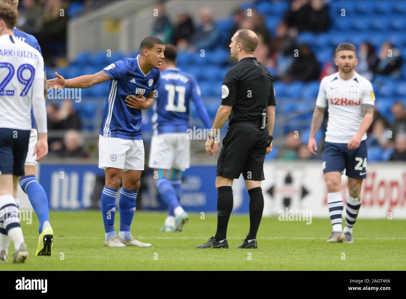 CARDIFF, WALES - 21 décembre Lee Peltier de Cardiff City conteste la décision de l'arbitre pendant le match de championnat entre Sky Bet Cardiff City et Preston North End au Cardiff City Stadium, Cardiff le samedi 21 décembre 2019. (Crédit : Jeff Thomas | MI News )photographie peut uniquement être utilisé pour les journaux et/ou magazines fins éditoriales, licence requise pour l'usage commercial Crédit : MI News & Sport /Alamy Live News Banque D'Images