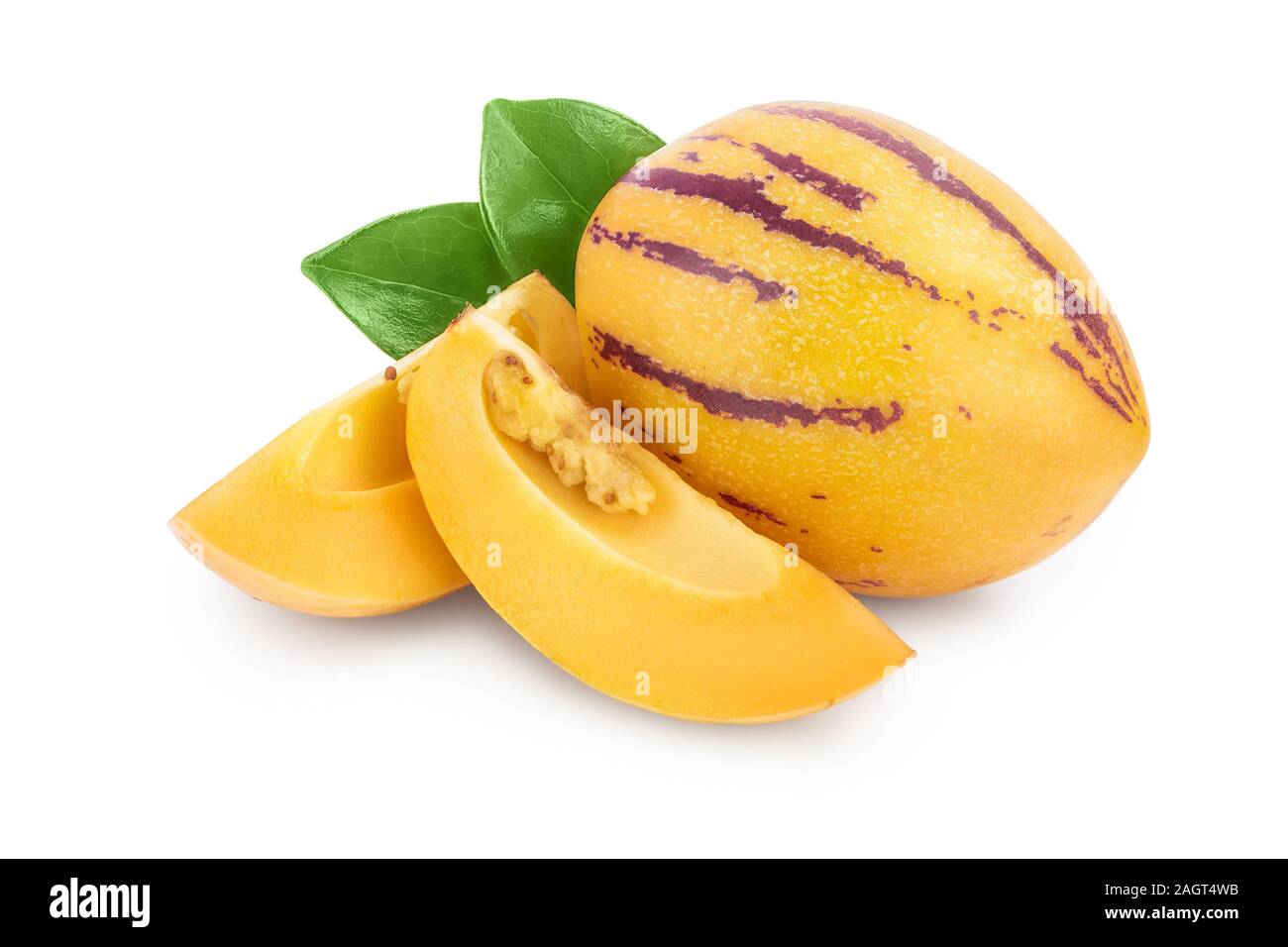 Fresh Fruits Pepino avec des feuilles isolées sur fond blanc Banque D'Images