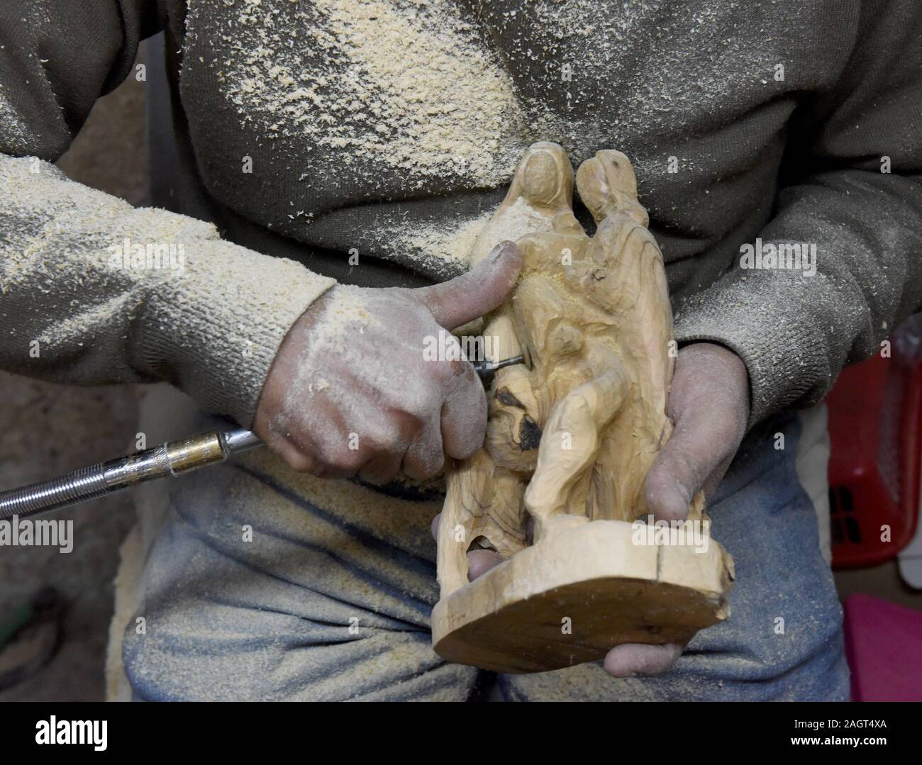 Bethléem, en Cisjordanie. Dec 21, 2019. Un Palestinien sculpte le bois d'olive dans une figure de Marie et Joseph, à un atelier à Bethléem, en Cisjordanie, le Jeudi, Décembre 19, 2019. Les touristes s'assemblent à Bethléem avant Noël, pour visiter l'église de la Nativité, qui construit sur l'étable où Jésus est né. Photo par Debbie Hill/UPI UPI : Crédit/Alamy Live News Banque D'Images