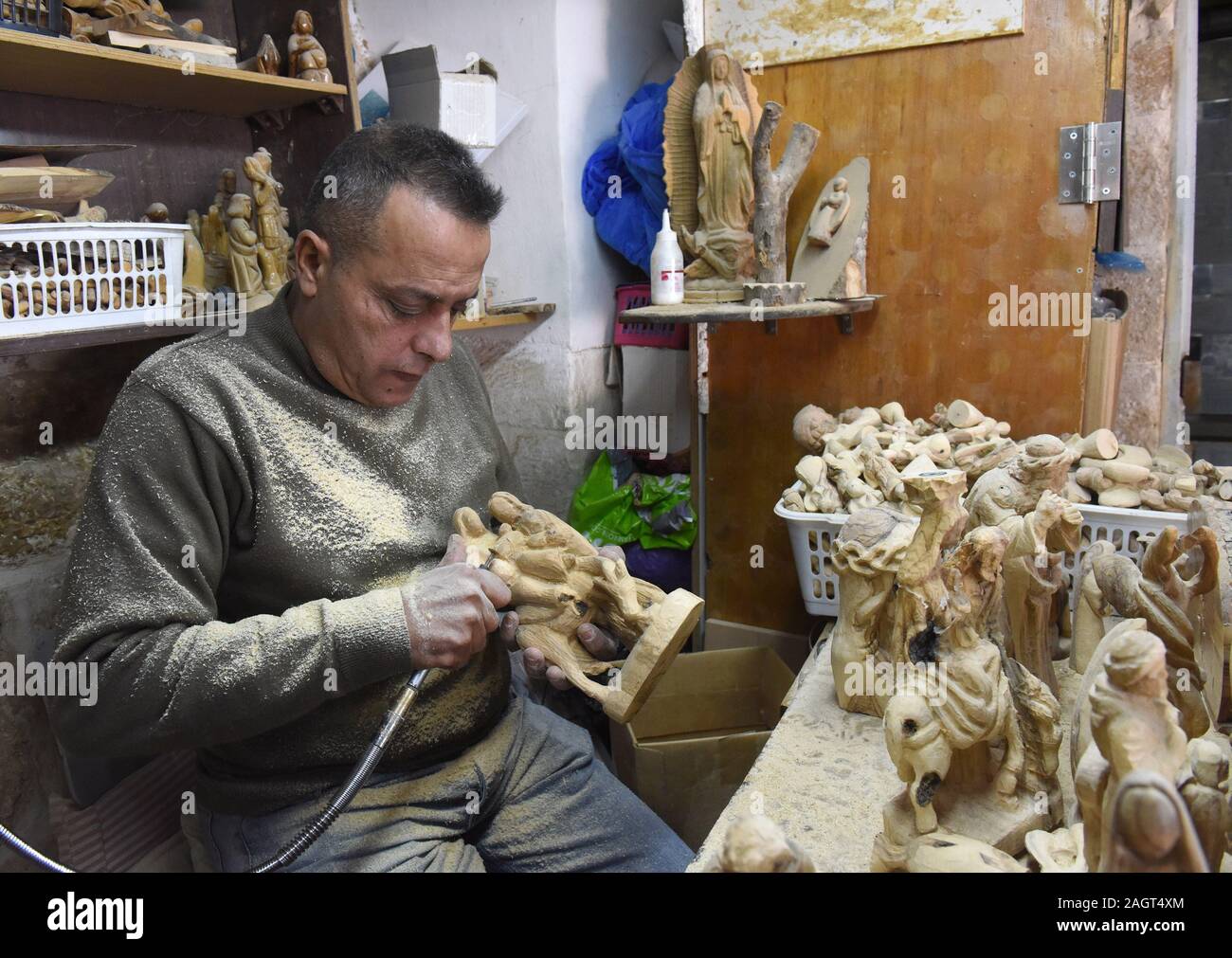 Bethléem, en Cisjordanie. Dec 21, 2019. Un Palestinien sculpte le bois d'olive dans une figure de Marie et Joseph, à un atelier à Bethléem, en Cisjordanie, le Jeudi, Décembre 19, 2019. Les touristes s'assemblent à Bethléem avant Noël, pour visiter l'église de la Nativité, qui construit sur l'étable où Jésus est né. Photo par Debbie Hill/UPI UPI : Crédit/Alamy Live News Banque D'Images