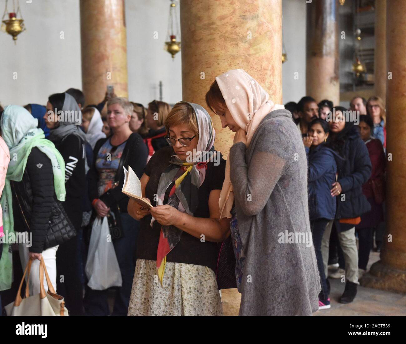 Bethléem, en Cisjordanie. Dec 21, 2019. Les touristes prient dans l'église de la Nativité à Bethléem, en Cisjordanie, le samedi, Décembre 21, 2019. Les touristes s'assemblent à Bethléem avant Noël, pour visiter l'église de la Nativité, qui construit sur l'étable où Jésus est né. Photo par Debbie Hill/UPI UPI : Crédit/Alamy Live News Banque D'Images