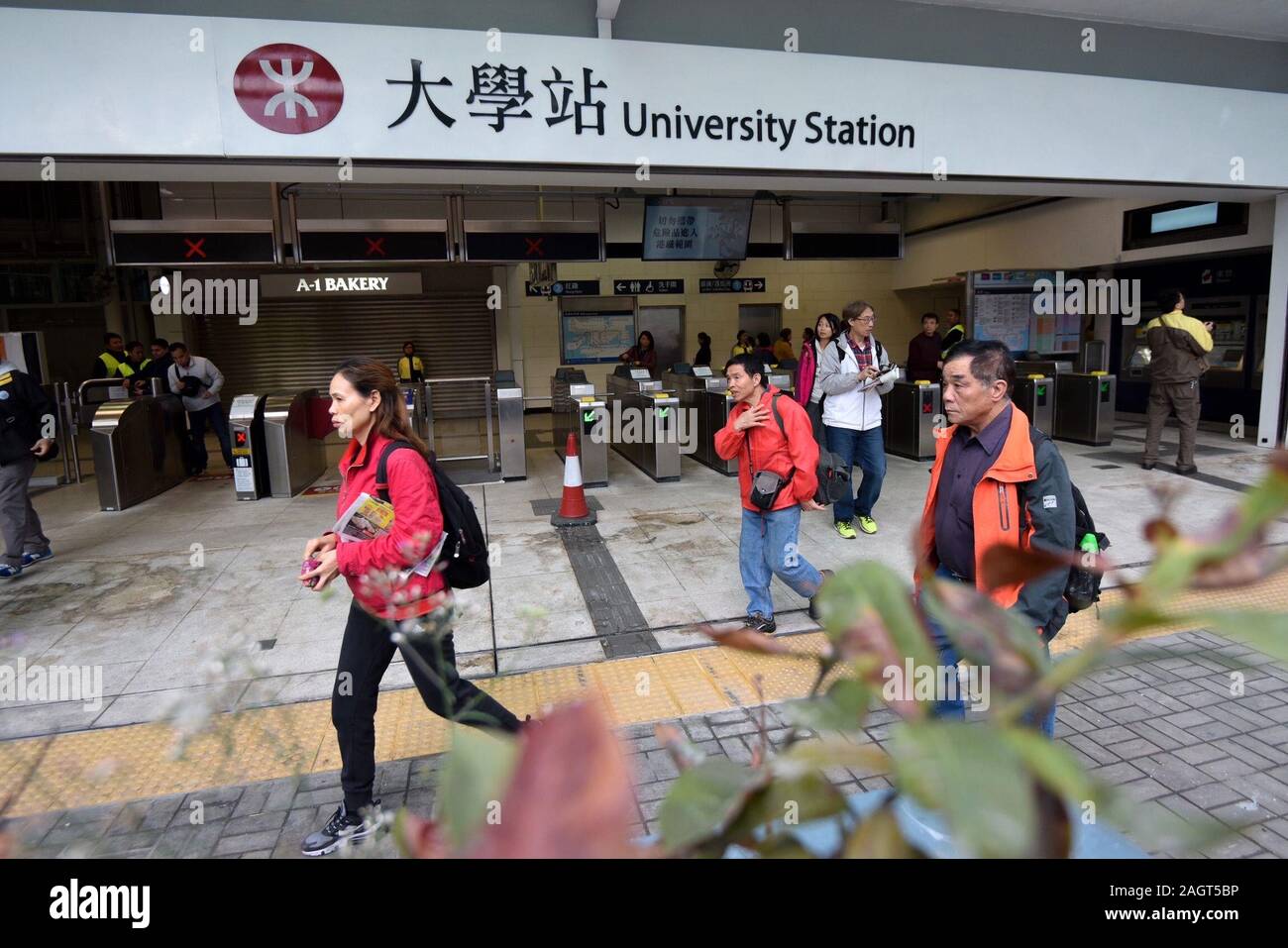 Hong Kong, Chine. Dec 21, 2019. Les gens passent devant la station de l'Université de Hong Kong's Mass Transit Railway (MTR) à Hong Kong, Chine du sud, le 21 décembre 2019. Pour aller avec "Violence-hit métro rouvre après réparation d'un mois à Hong Kong' Credit : Chong Chung Voon/Xinhua/Alamy Live News Banque D'Images