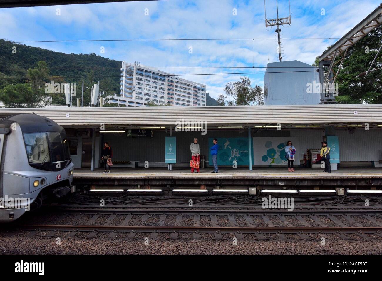 Hong Kong, Chine. Dec 21, 2019. Les gens attendent de l'Université de Hong Kong's Mass Transit Railway (MTR) à Hong Kong, Chine du sud, le 21 décembre 2019. Pour aller avec "Violence-hit métro rouvre après réparation d'un mois à Hong Kong' Credit : Chong Chung Voon/Xinhua/Alamy Live News Banque D'Images