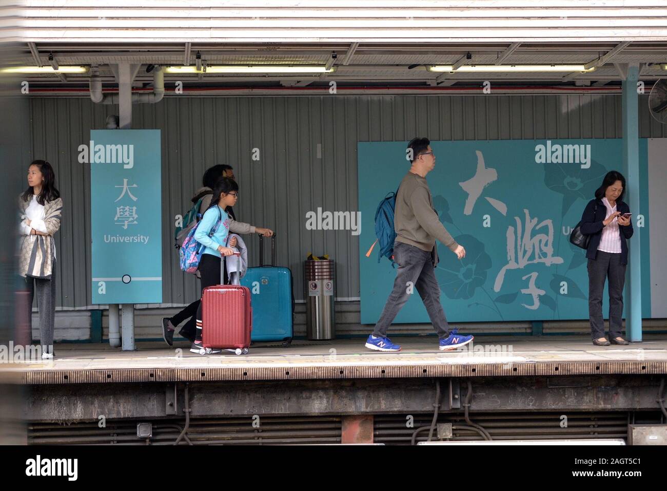 Hong Kong, Chine. Dec 21, 2019. Les gens attendent de l'Université de Hong Kong's Mass Transit Railway (MTR) à Hong Kong, Chine du sud, le 21 décembre 2019. Pour aller avec "Violence-hit métro rouvre après réparation d'un mois à Hong Kong' Credit : Chong Chung Voon/Xinhua/Alamy Live News Banque D'Images