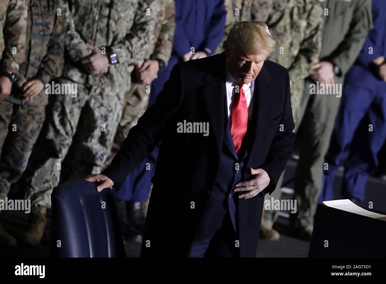 Suitland, Maryland, USA. 18Th Oct, 2019. Le Président des Etats-Unis, Donald J. Trump fait de commentaires et signes S.1790, le National Defense Authorization Act pour l'année fiscale 2020 à Joint Base Andrews à Suitland, Maryland le Vendredi, Décembre 20, 2019 Crédit : Yuri Gripas/CNP/ZUMA/Alamy Fil Live News Banque D'Images