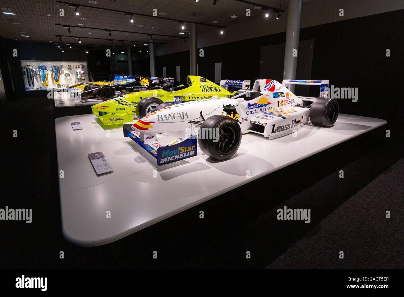 Fernando Alonso Museum, Llaneras, Espagne - 18 Avril 2019 : au premier plan la voiture avec laquelle Fernando Alonso a participé pour la première fois dans une chambre single Banque D'Images