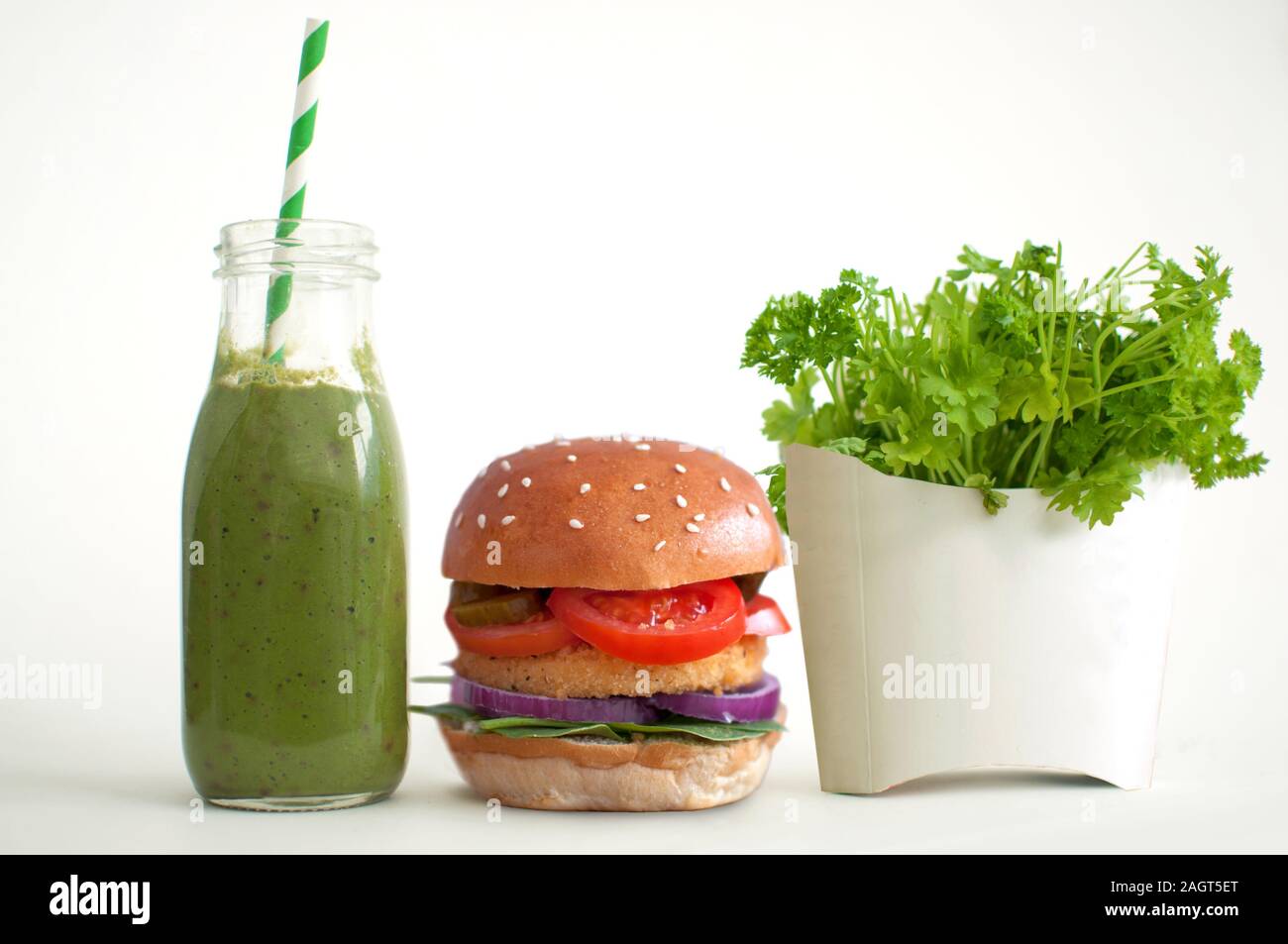Fast food saine, burger et de légumes et salade smoothie dans un récipient de terre frites Banque D'Images