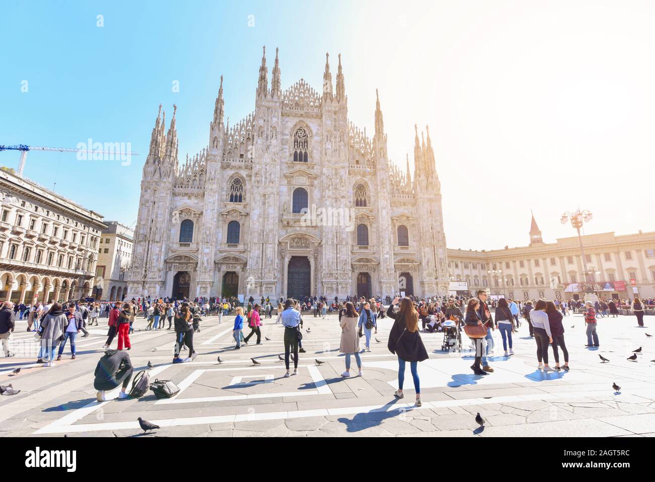 Vue de la Piazza del Duomo avec la cathédrale de Milan pendant le coucher du soleil Banque D'Images