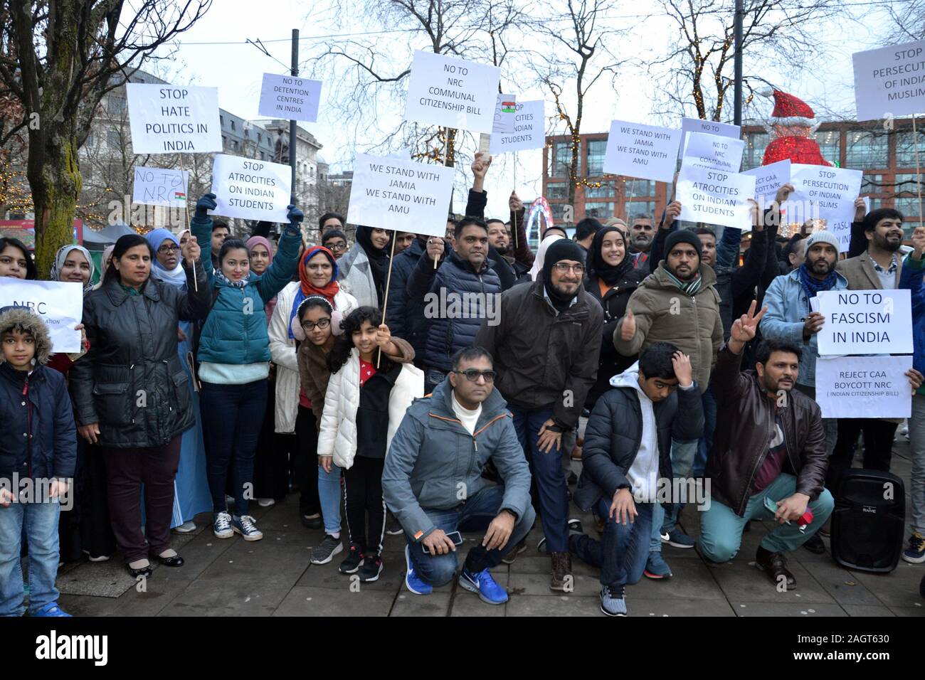 Une manifestation dans les jardins de Piccadilly, Manchester, UK, le 21 décembre 2019, pour protester contre la loi sur la citoyenneté qui a été adoptée récemment par le Parlement de l'Inde. Cela a changé la loi sur la citoyenneté de 1955 de l'Inde, ouvrant la voie à la nationalité indienne pour les hindous, sikhs, bouddhistes, jaïns, parsi, et fuyant la persécution des minorités religieuses chrétiennes du Pakistan, le Bangladesh et l'Afghanistan. C'était la première fois que la religion a été utilisée comme critère de citoyenneté en vertu de la loi indienne. Les musulmans affirment que cette discrimination à leur encontre. Dans les manifestations en Inde 23 personnes sont mortes et 4 000 arrêtés. Banque D'Images