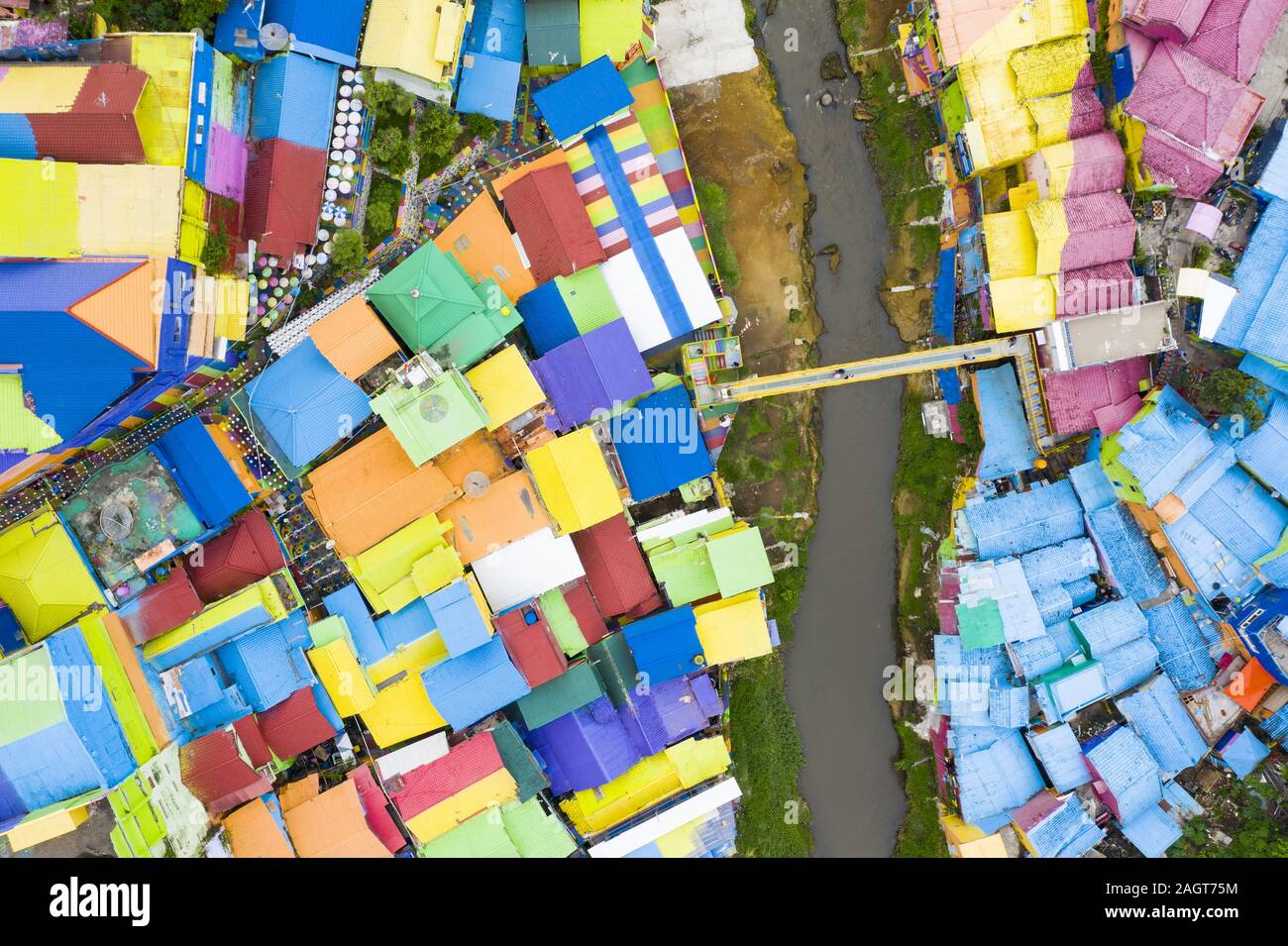 Vue de dessus, superbe vue aérienne du village Arc-en-ciel aussi connu comme Jodipan Jodipan ou Kampung Wisata, un village pittoresque situé à Malang. Banque D'Images
