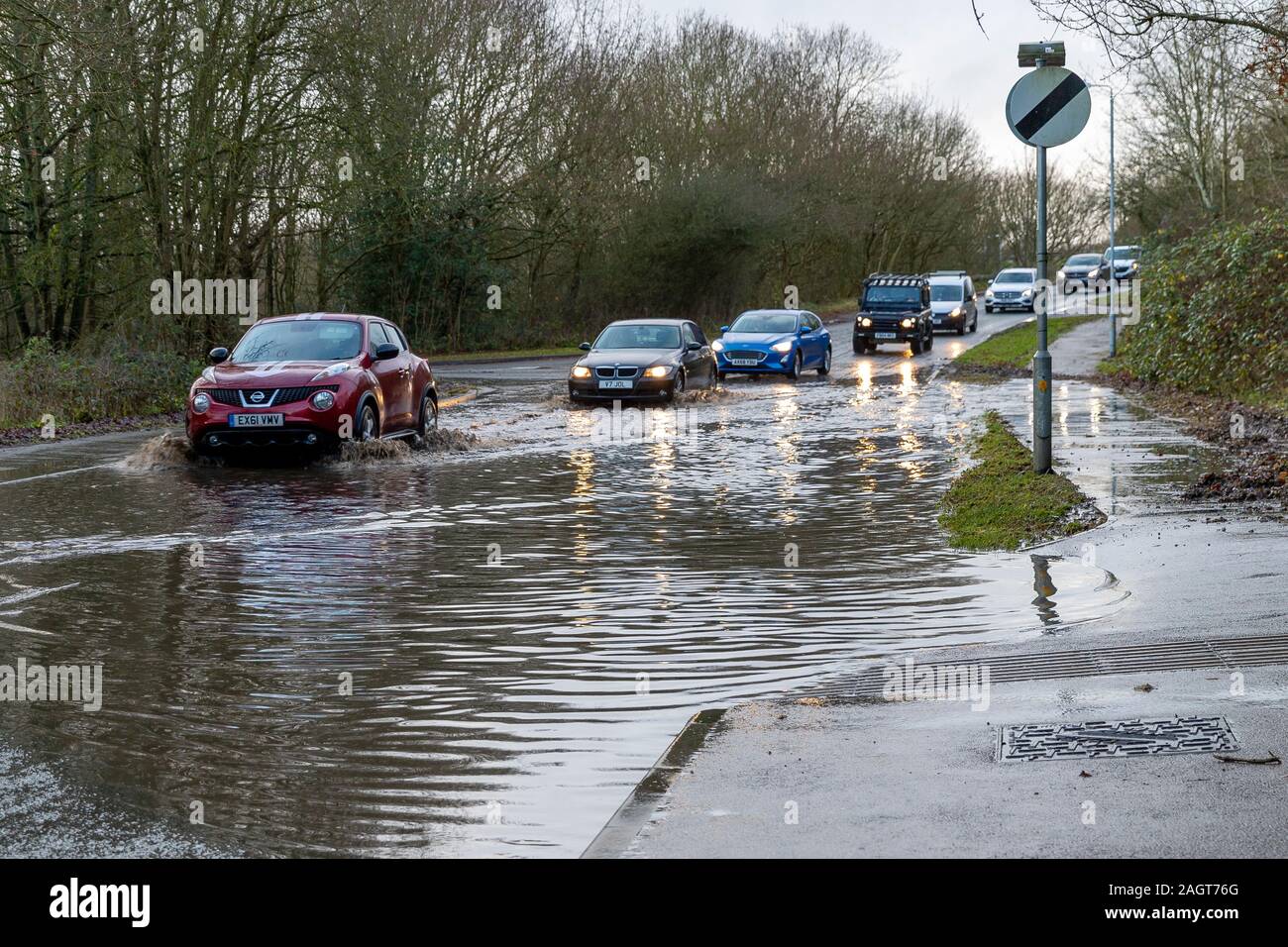 Les voitures qui circulent dans la route inondée à Brentwood Essex Décembre 2019 Banque D'Images