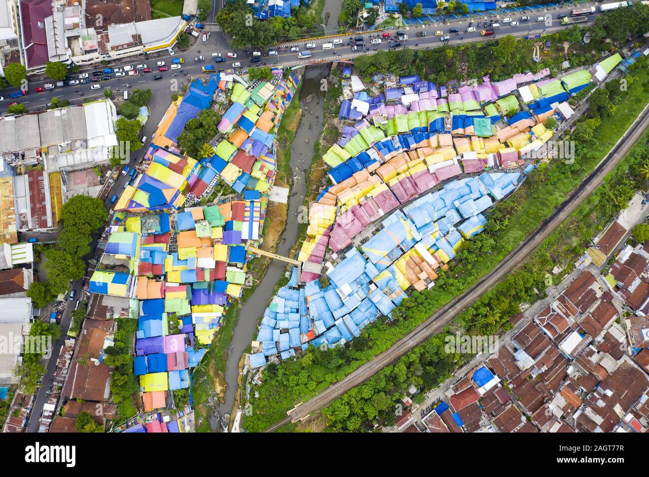 Vue de dessus, superbe vue aérienne du village Arc-en-ciel aussi connu comme Jodipan Jodipan ou Kampung Wisata, un village pittoresque situé à Malang. Banque D'Images