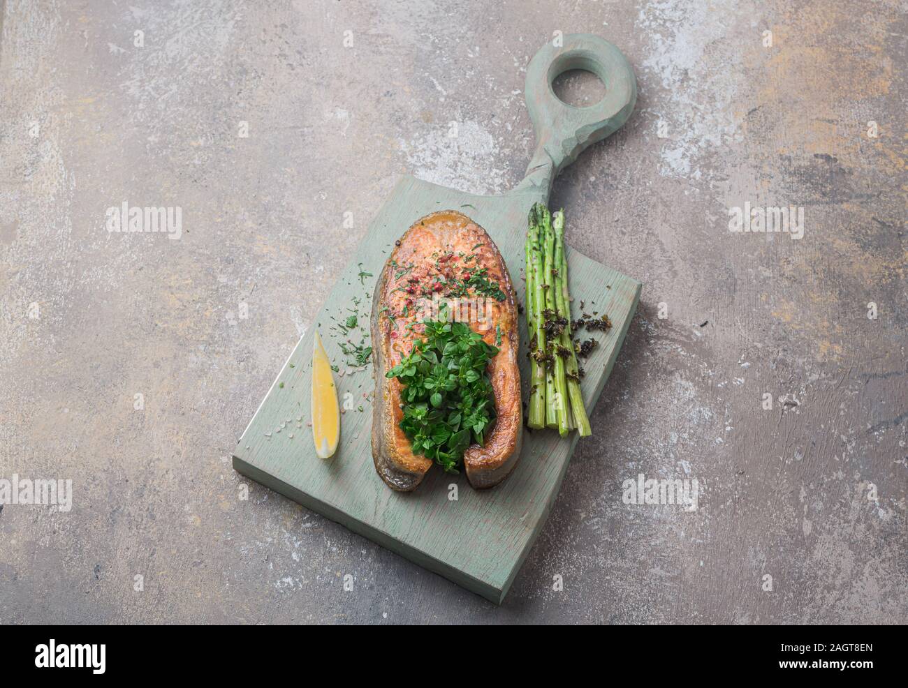 Pavé de saumon poêlé avec des légumes sur planche de bois, copy space Banque D'Images