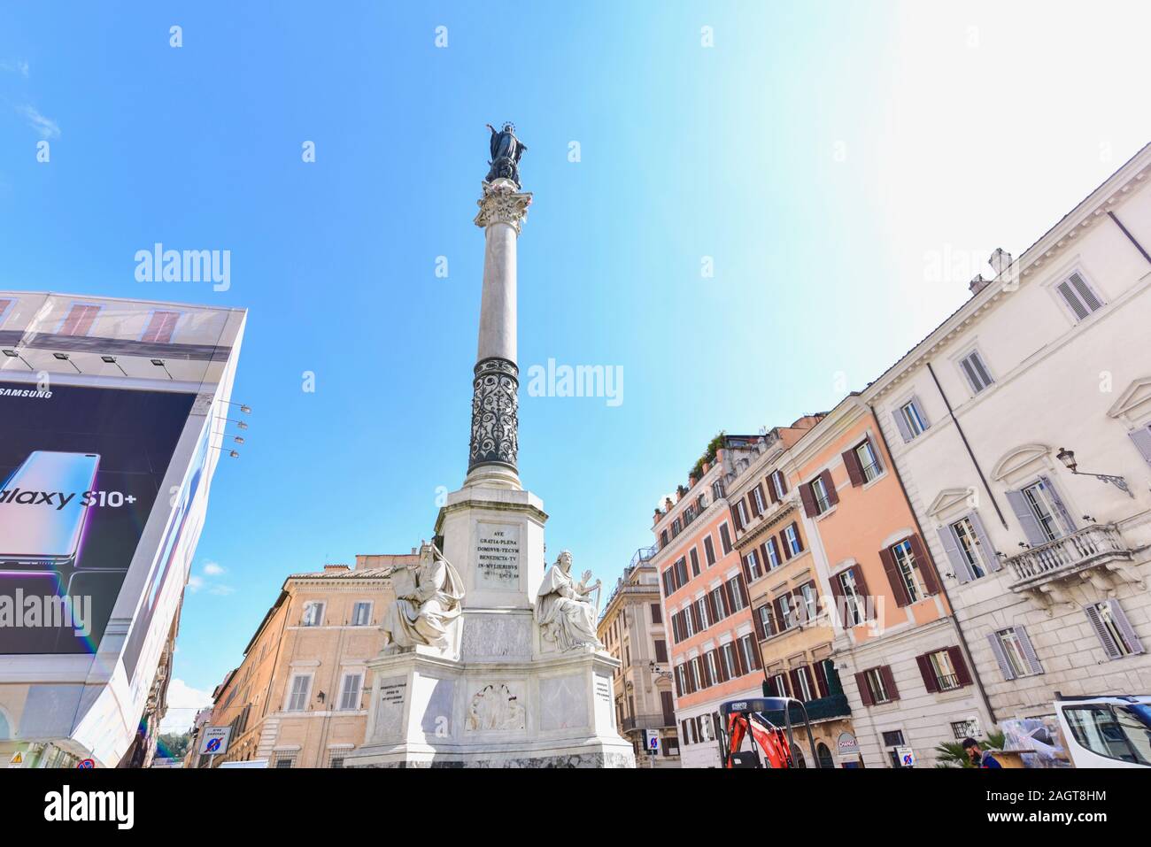 Sculptures romaines avec pilier en marbre à Rome City Banque D'Images