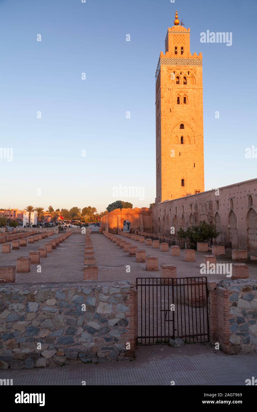 Maroc, Marrakech, minaret dans les jardins de Koutoubia. Banque D'Images