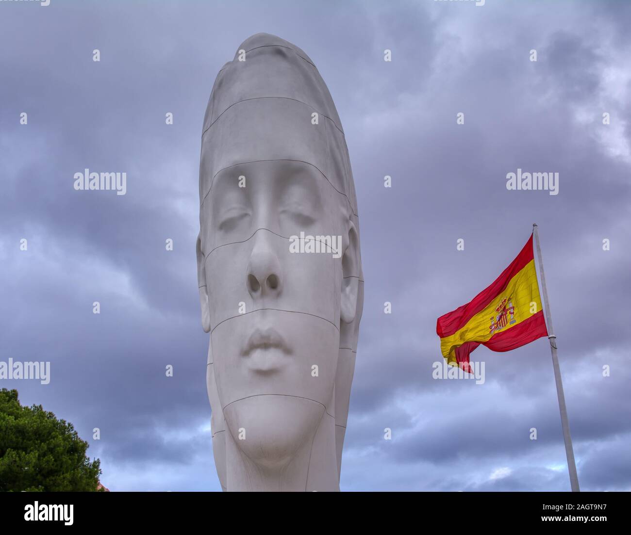Madrid, Espagne - 30 novembre 2019 : Julia sculpture de Jaume Plensa Place Colon à parrainé par Cristina Masaveu Foundation Banque D'Images