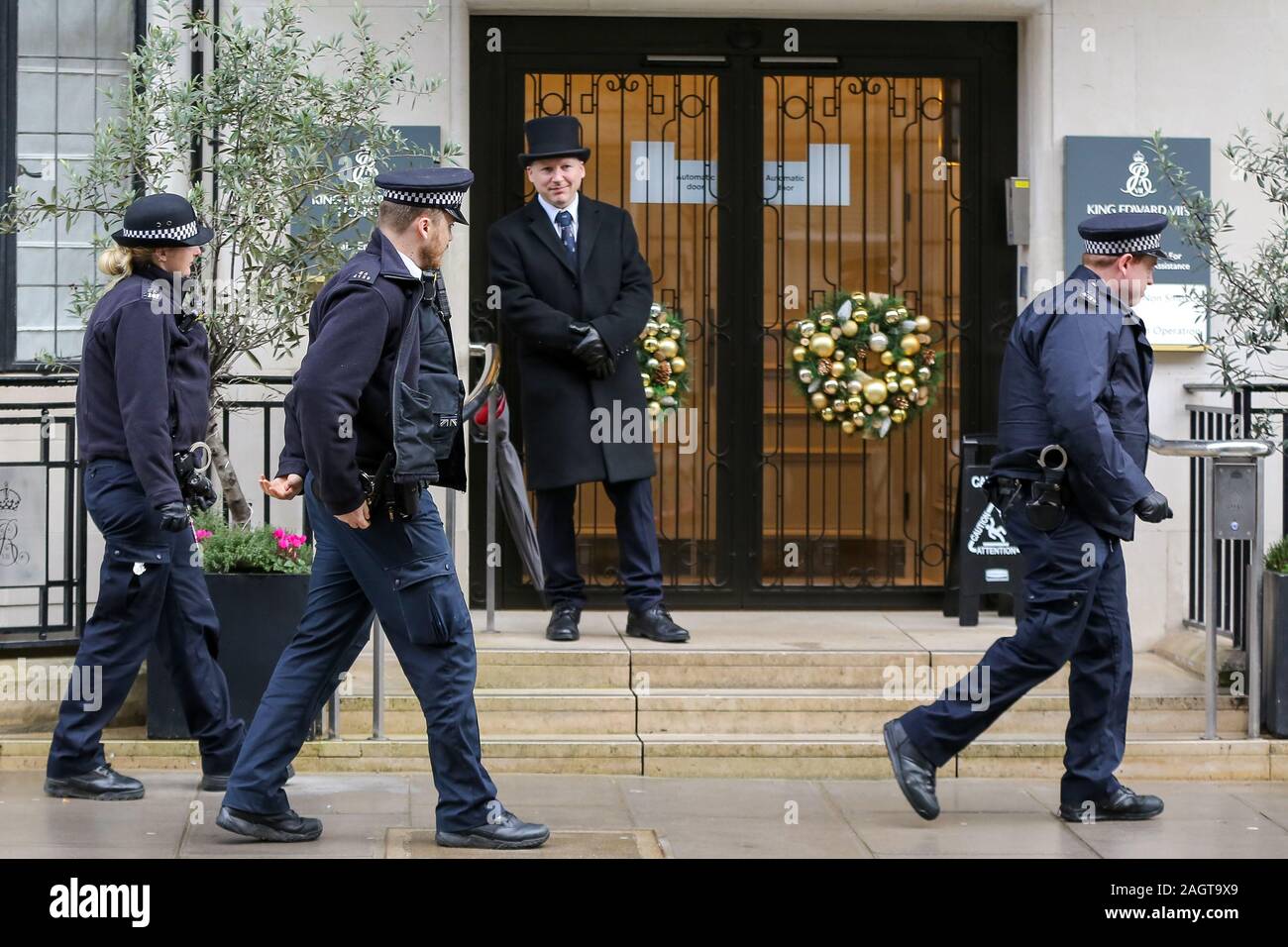 Londres, Royaume-Uni. Dec 21, 2019. La police à l'entrée de l'hôpital King Edward VII dans le centre de Londres comme le Prince Philip, duc d'Édimbourg passe son deuxième jour. Le Prince de 98 ans devrait rester à l'hôpital pour quelques jours et est susceptible de faire l'impasse de l'RoyalsÃ Noël en famille. Crédit : Steve Taylor/SOPA Images/ZUMA/Alamy Fil Live News Banque D'Images