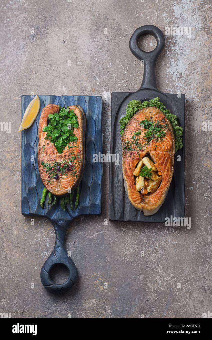 Deux darnes de saumon avec des légumes sur les planches de bois, vue du dessus copy space Banque D'Images