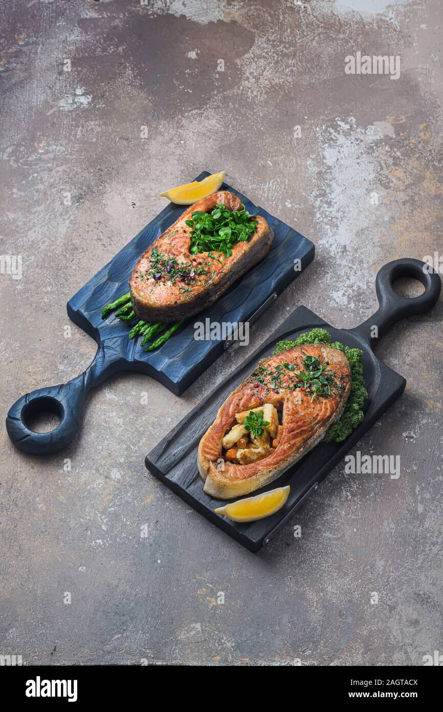 Deux darnes de saumon avec des légumes sur les planches de bois, copy space Banque D'Images