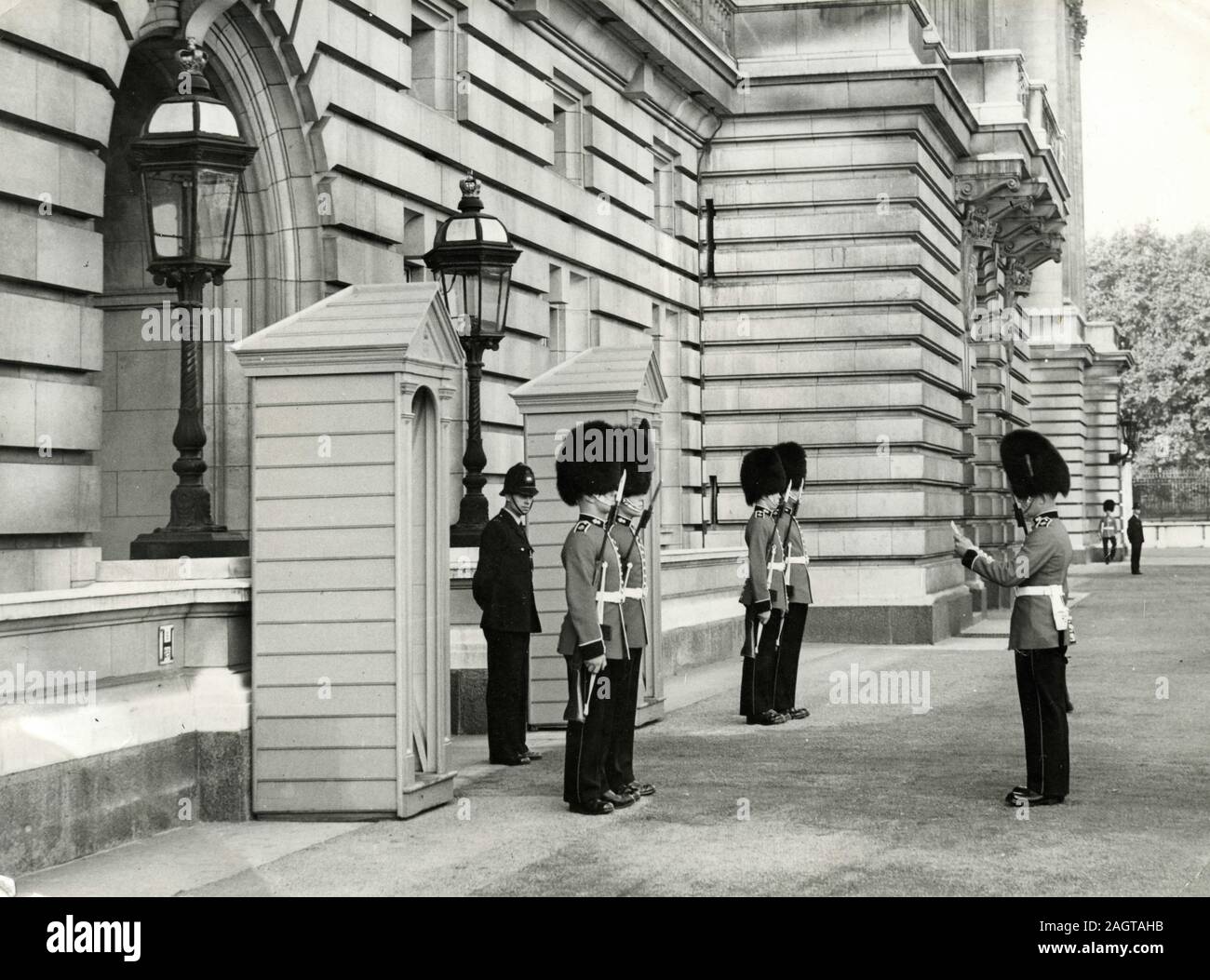 Changement de garde à la nouvelle position dans le palais de Buckingham, London, UK 1959 Banque D'Images