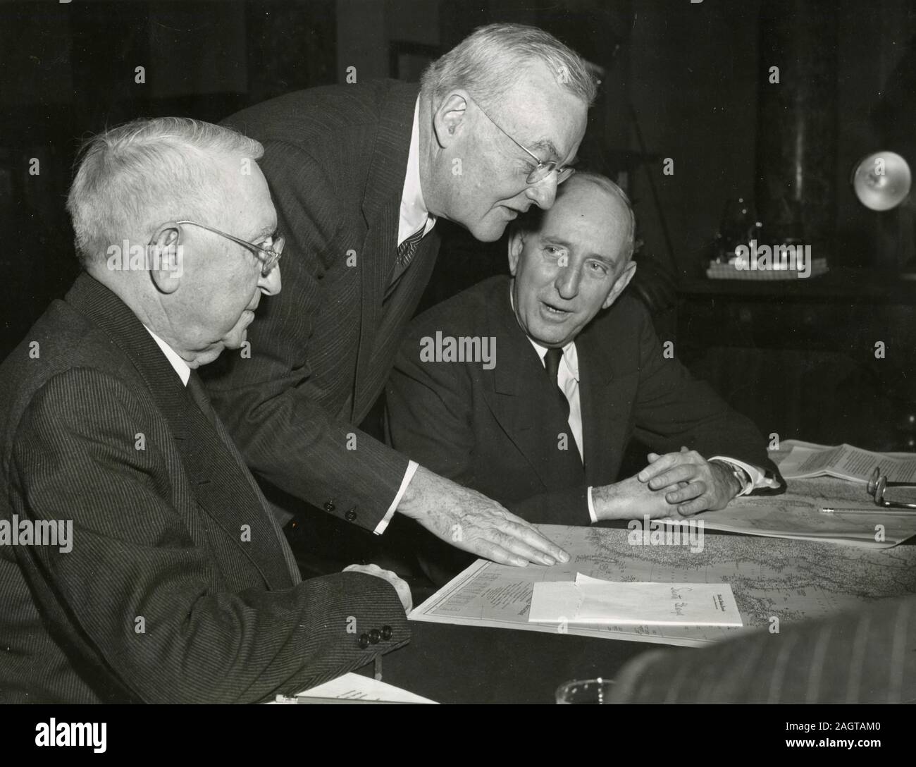 Le secrétaire d'Etat américain John Foster Dulles (entre Sen. Walter F. George et le sénateur Richard B. Russel) donnant un rapport au Comité des forces armées du Sénat Relations Services-Foreign, Washington, DC, USA 1955 Banque D'Images