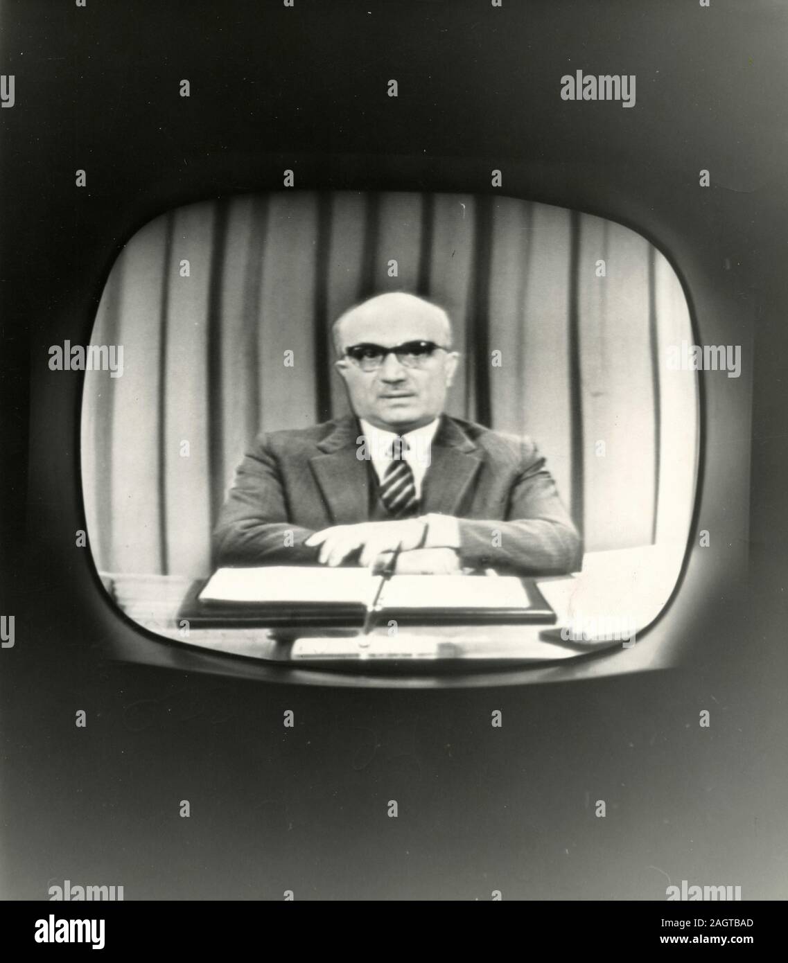 Homme politique italien Amintore Fanfani sur le téléviseur, Rome, Italie 1960 Banque D'Images Homme politique italien Amintore Fanfani sur le téléviseur, Rome, Italie 1960 Banque D'Images