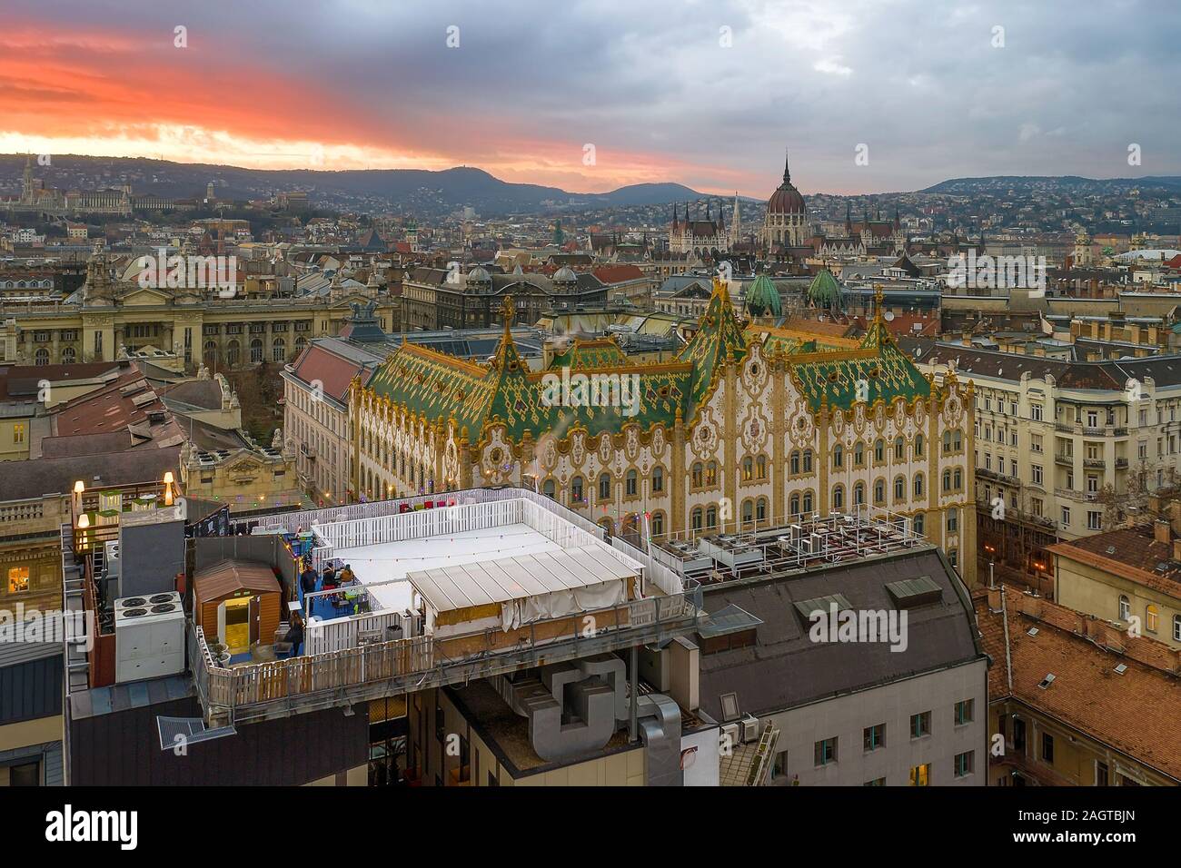 Toit incroyable à Budapest, Hongrie. Bâtiment du Trésor de l'État avec le Parlement hongrois en hiver. Toutes les tuiles sur le toit fait de la famo Banque D'Images