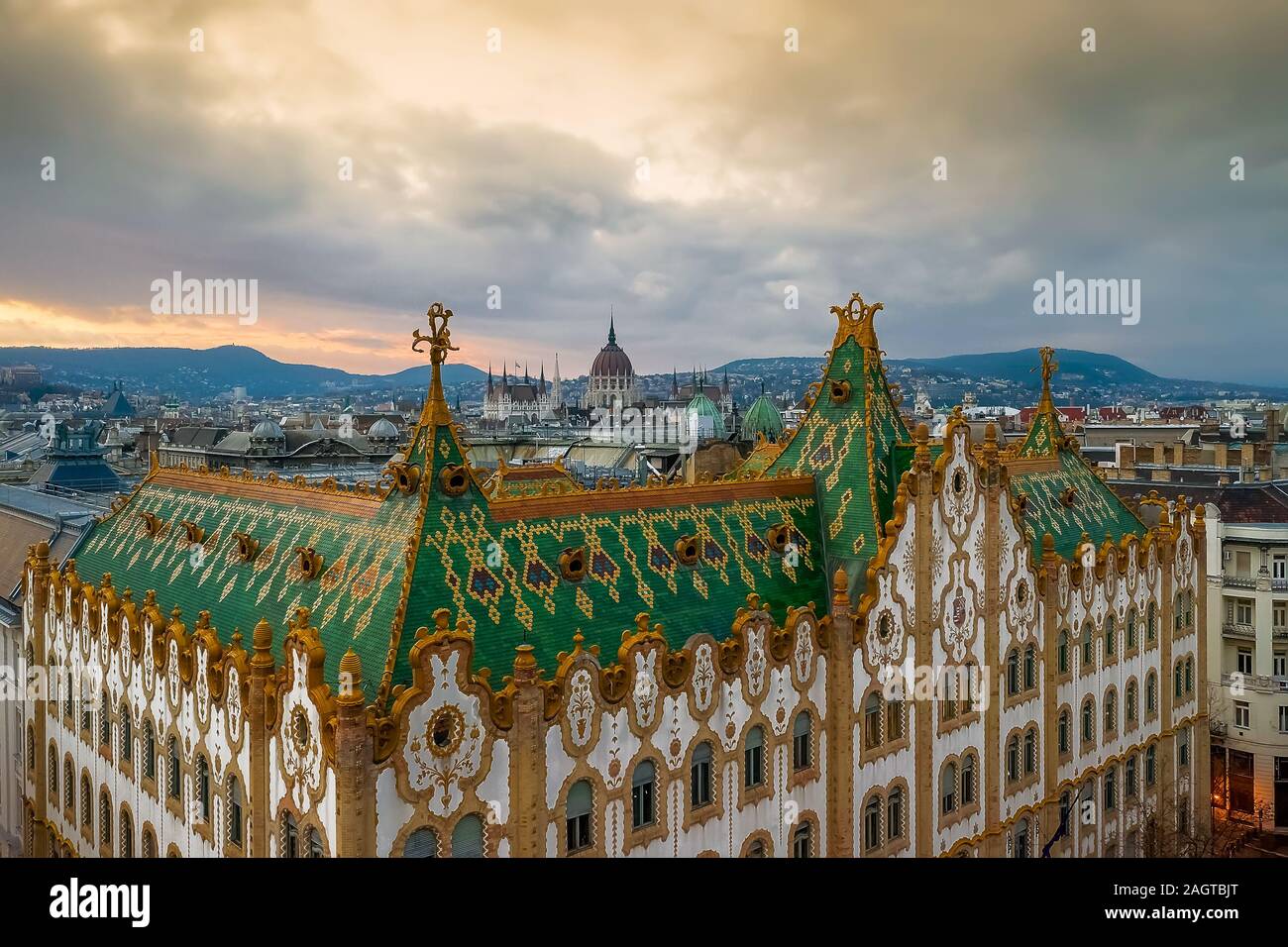 Toit incroyable à Budapest, Hongrie. Bâtiment du Trésor de l'État avec le Parlement hongrois en hiver. Toutes les tuiles sur le toit fait de la célèbre Banque D'Images