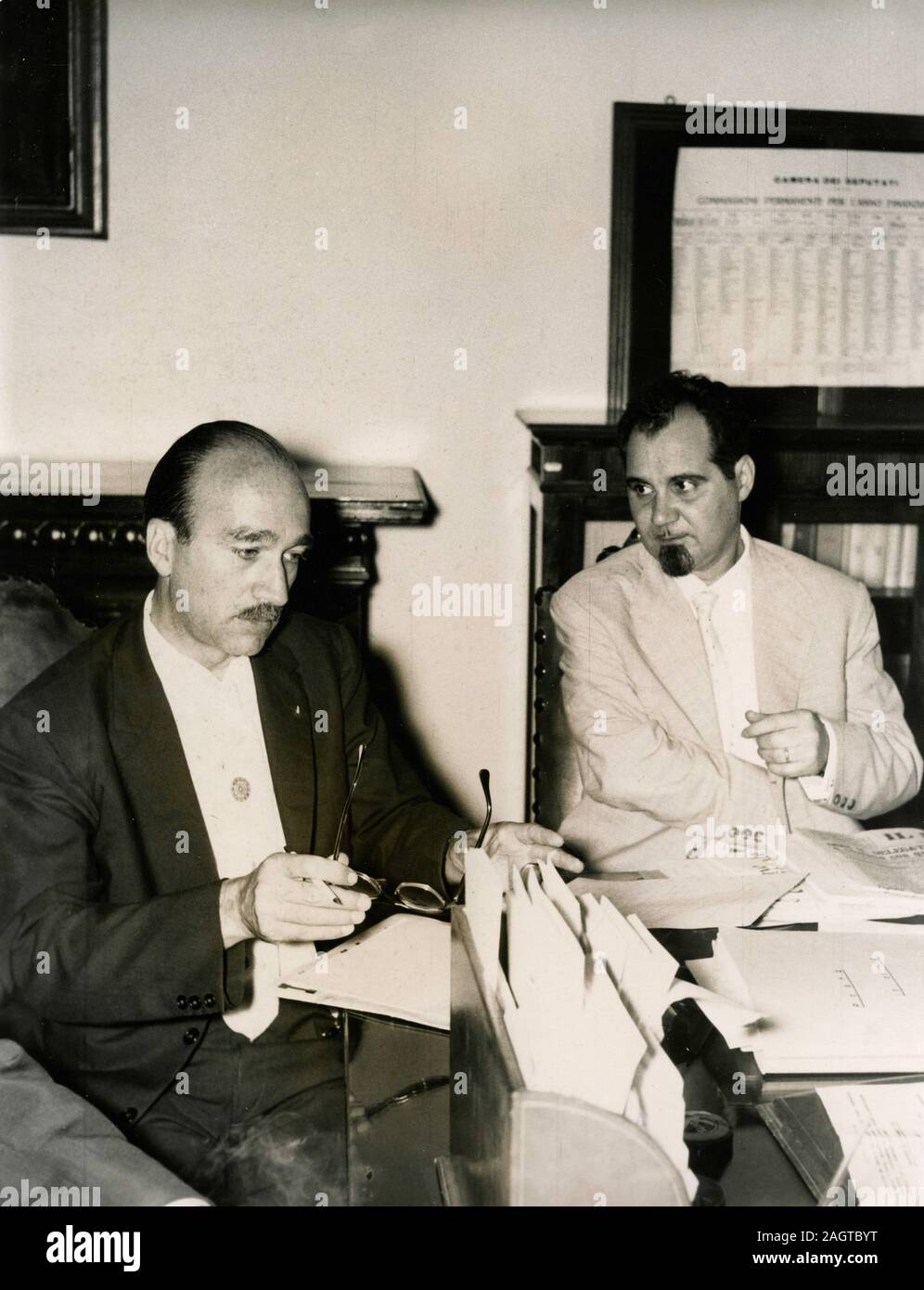 Les politiciens de parti MSI italien Giorgio Almirante et Giuseppe Calabrò lors d'une réunion, Rome, Italie 1950 Banque D'Images