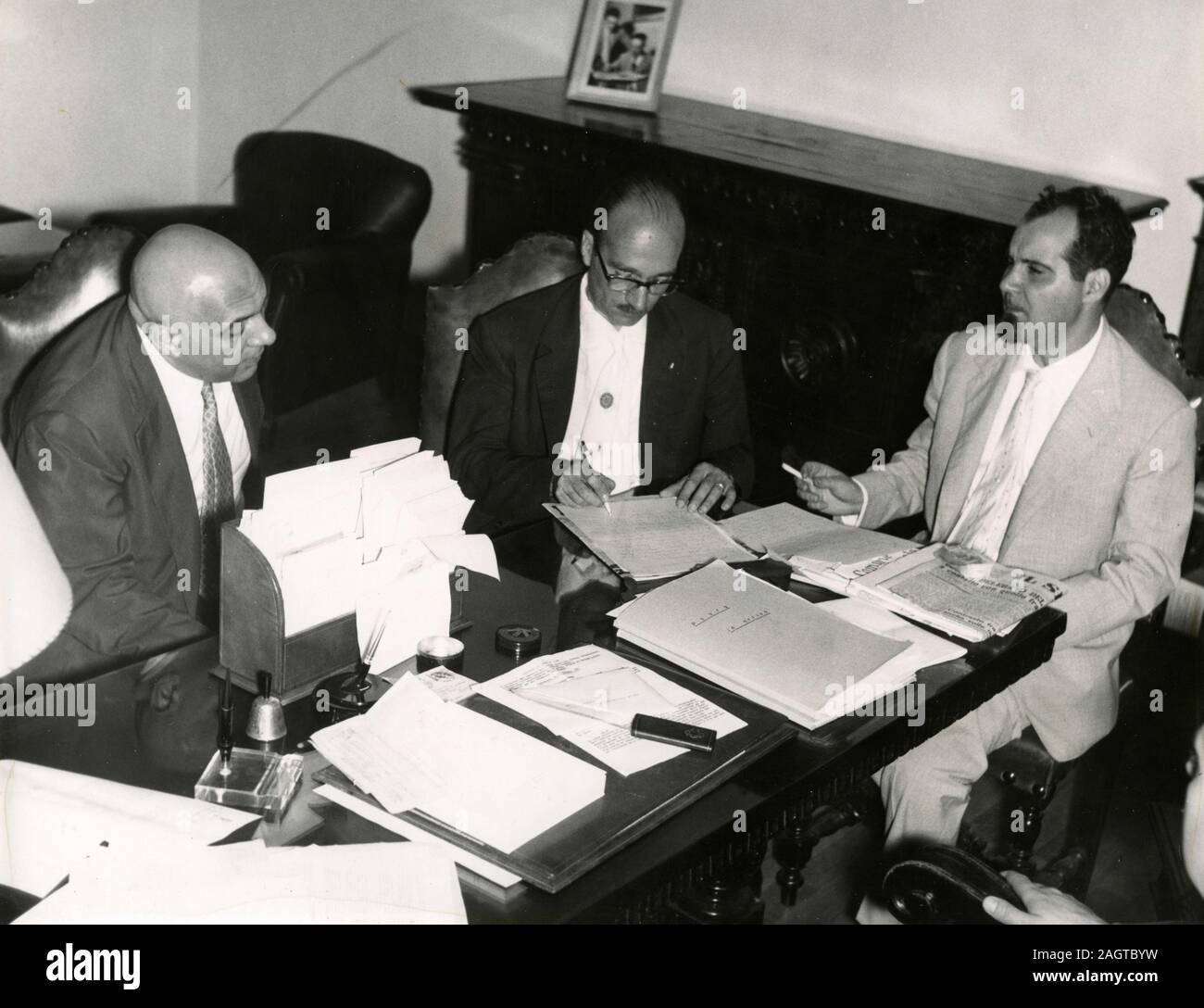 Les politiciens de parti MSI italien Ernesto De Marzio, Giorgio Almirante, et Giuseppe Calabrò lors d'une réunion, Rome, Italie 1950 Banque D'Images